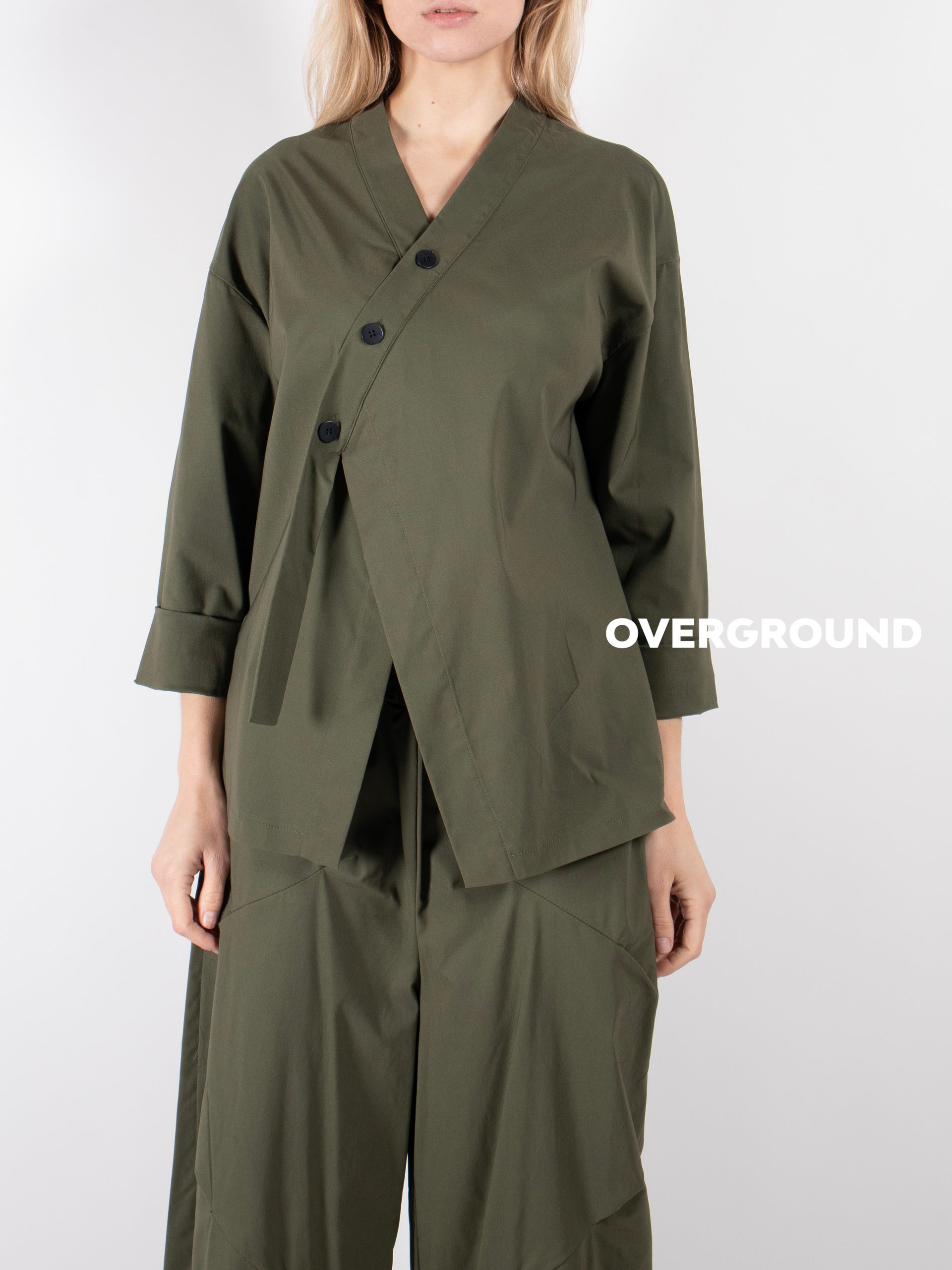 CAMICIA SCOLLO A V CON ABBOTTONATURA TRASVERSALE - OVERGROUND STORE
