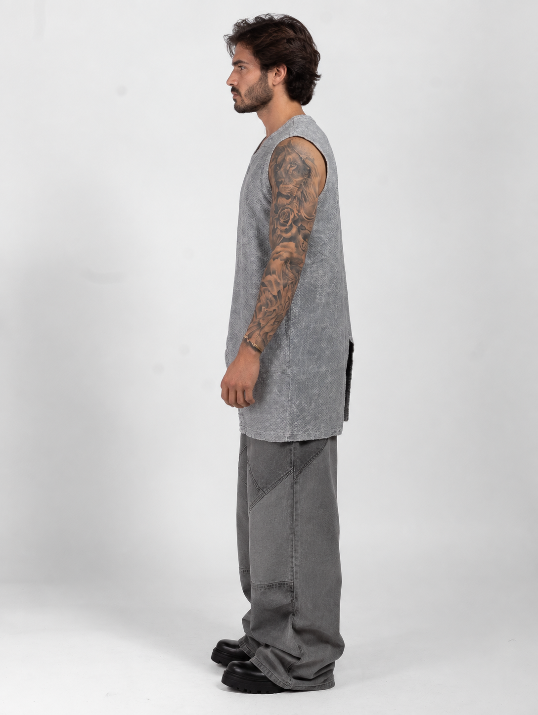 SLEEVELESS TOP WITH CENTRAL SLIT AT THE BOTTOM