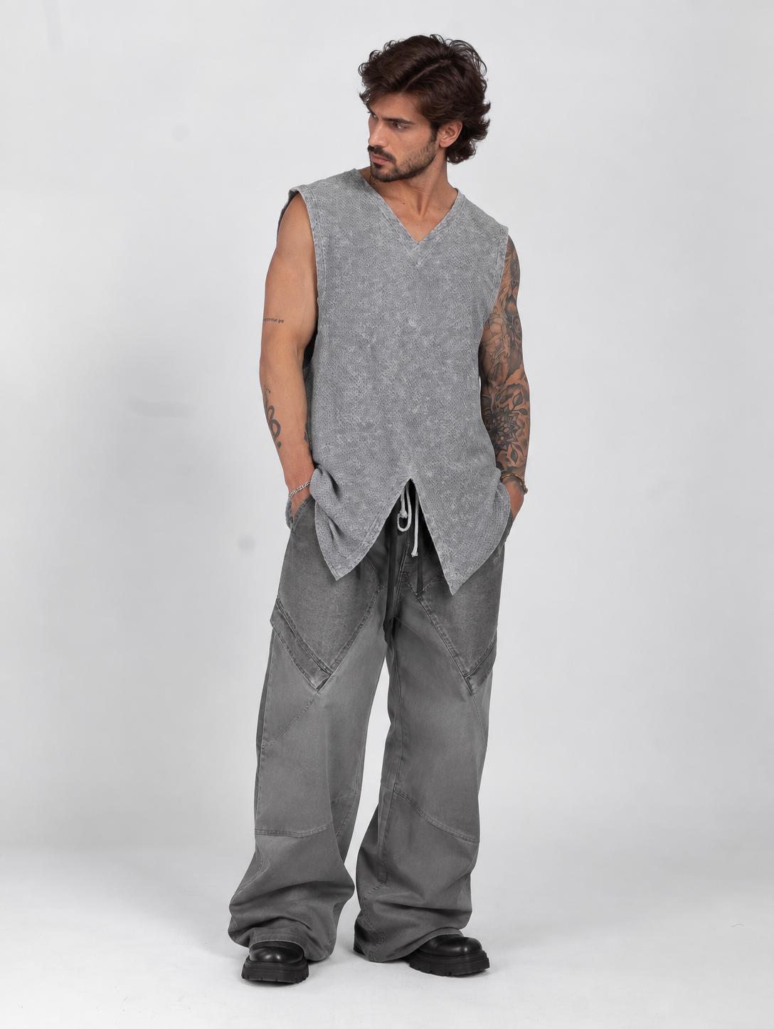 SLEEVELESS TOP WITH CENTRAL SLIT AT THE BOTTOM