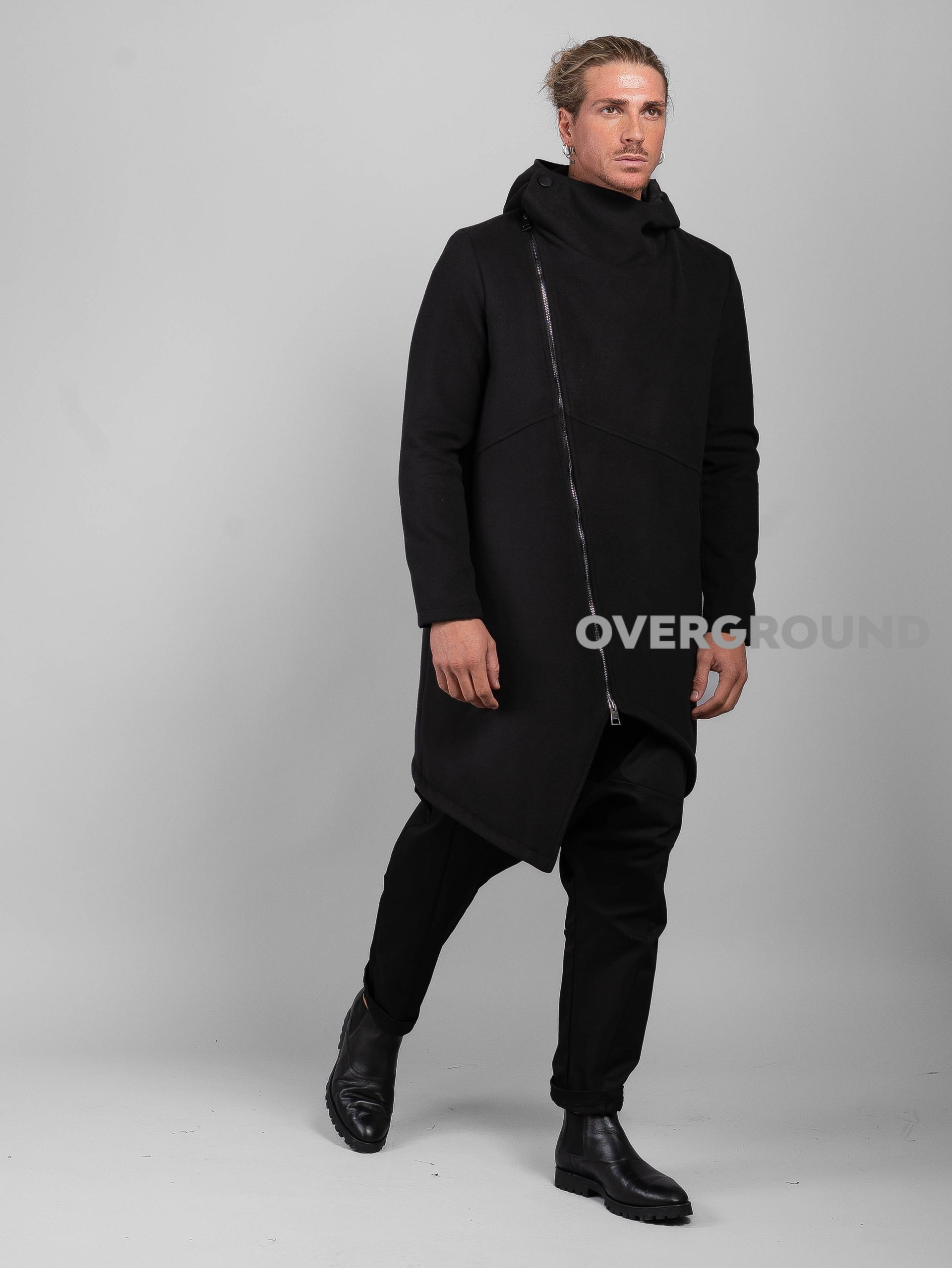 Giaccone con cerniera trasversale e bottone a chiudere