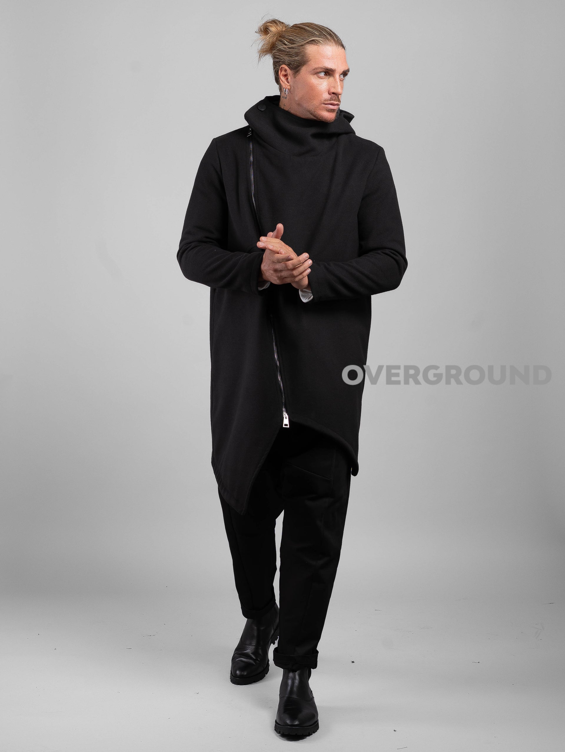 Giaccone con cerniera trasversale e bottone a chiudere