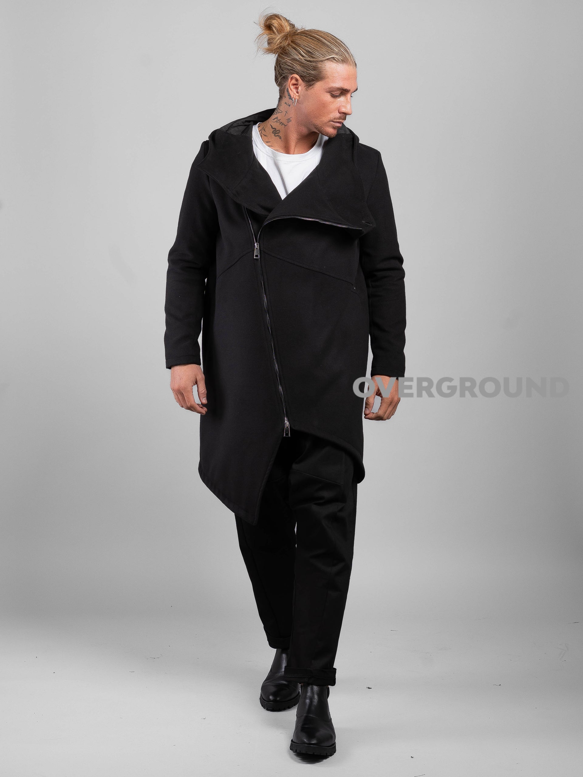 Giaccone con cerniera trasversale e bottone a chiudere