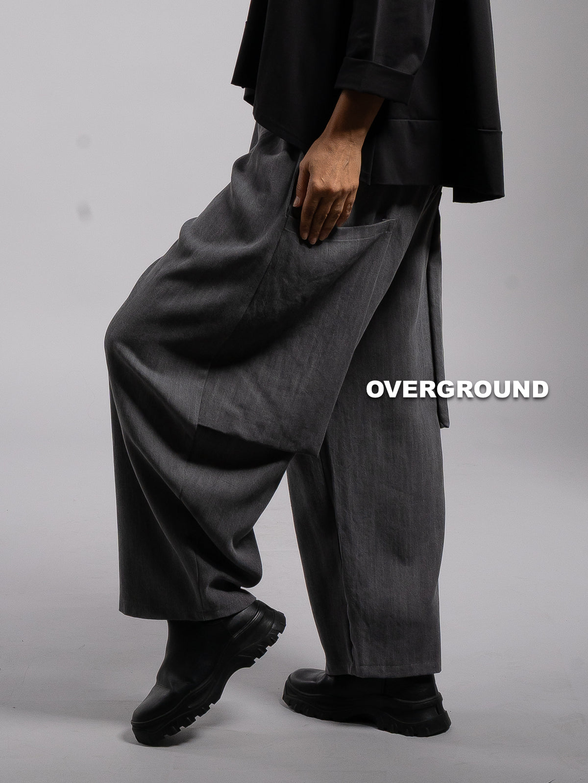 OVERSIZE-HOSE MIT WEITEM BEIN UND GESÄSSTASCHEN