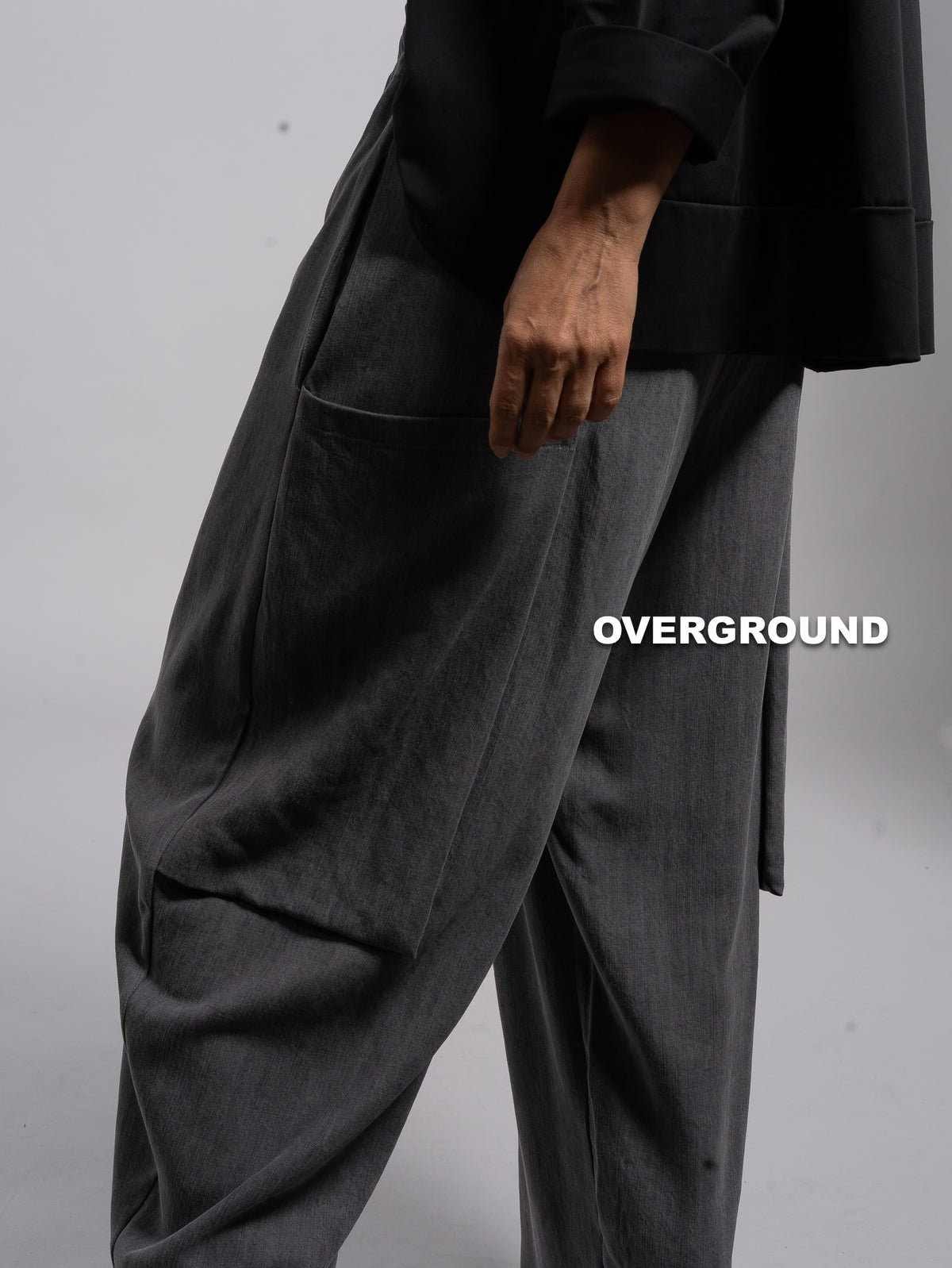 OVERSIZE-HOSE MIT WEITEM BEIN UND GESÄSSTASCHEN
