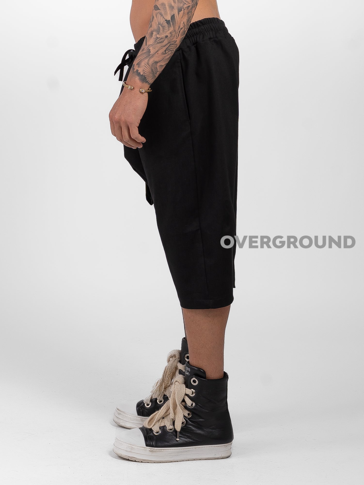 Pantalone corto a cavallo basso 3/4 con tasca cerniera davanti - OVERGROUND STORE