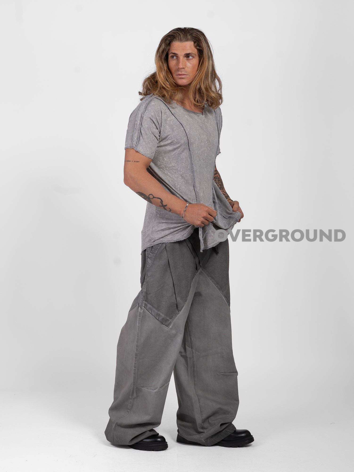 MAGLIA LEGGERA CON DOPPIA CUCITURA DAVANTI TAGLIO VIVO - OVERGROUND STORE