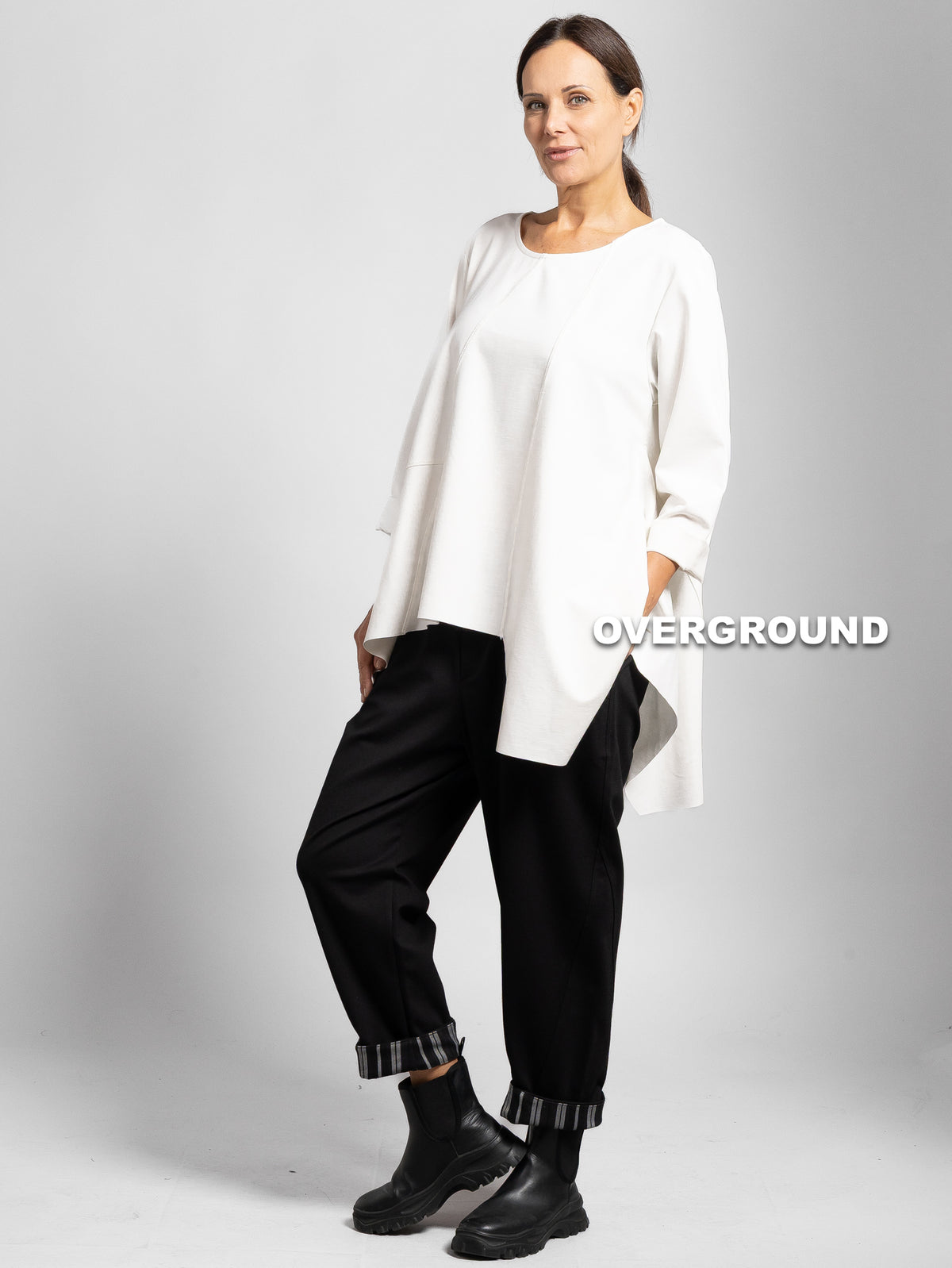 PANTALONE OVER GAMBULE LARGO, CUCITURE, RISVOLTINI A RIGHE E PATTINA SUL RETRO - OVERGROUND STORE