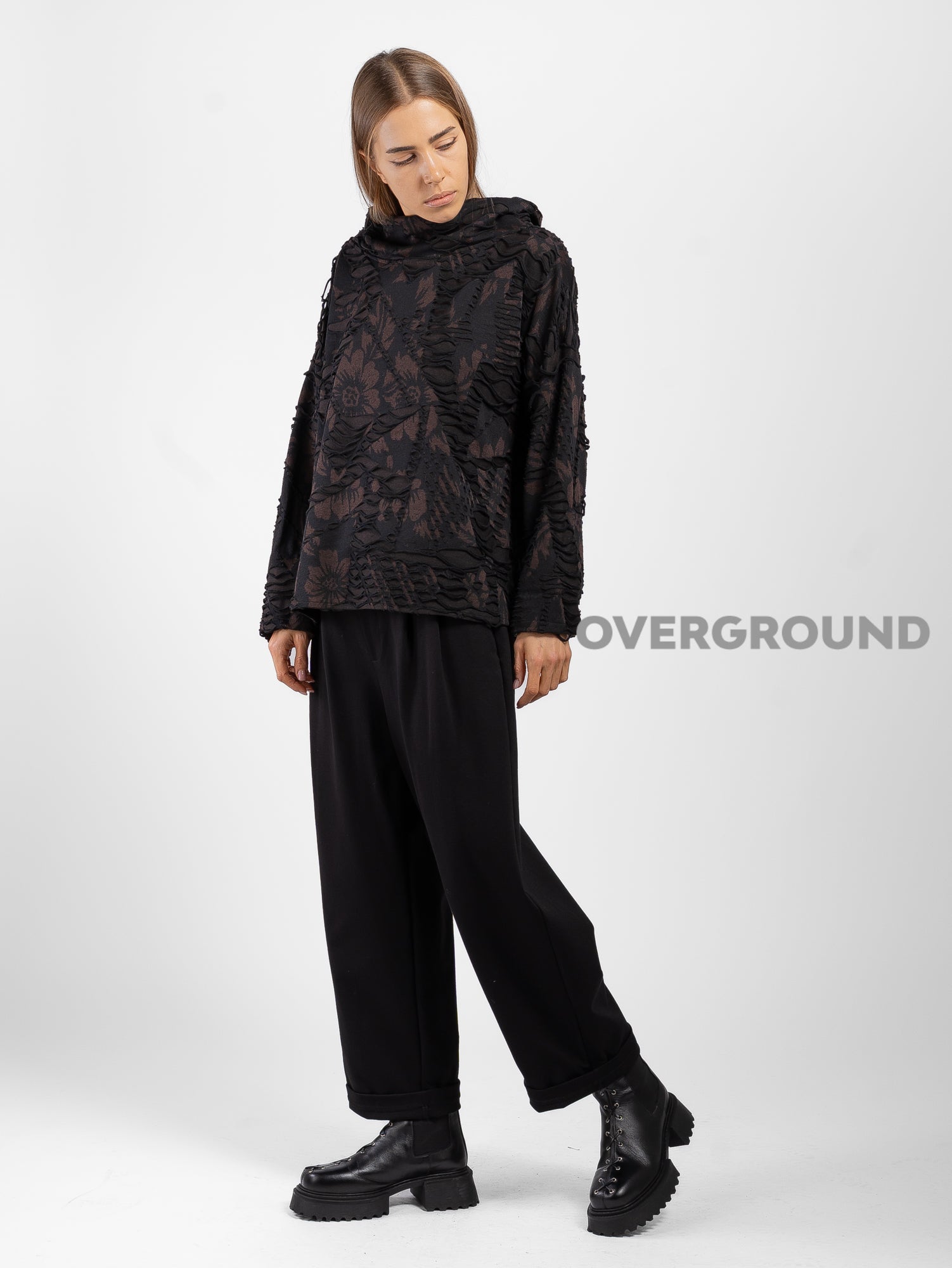 Blusa con collo a barca tessuto lavorato