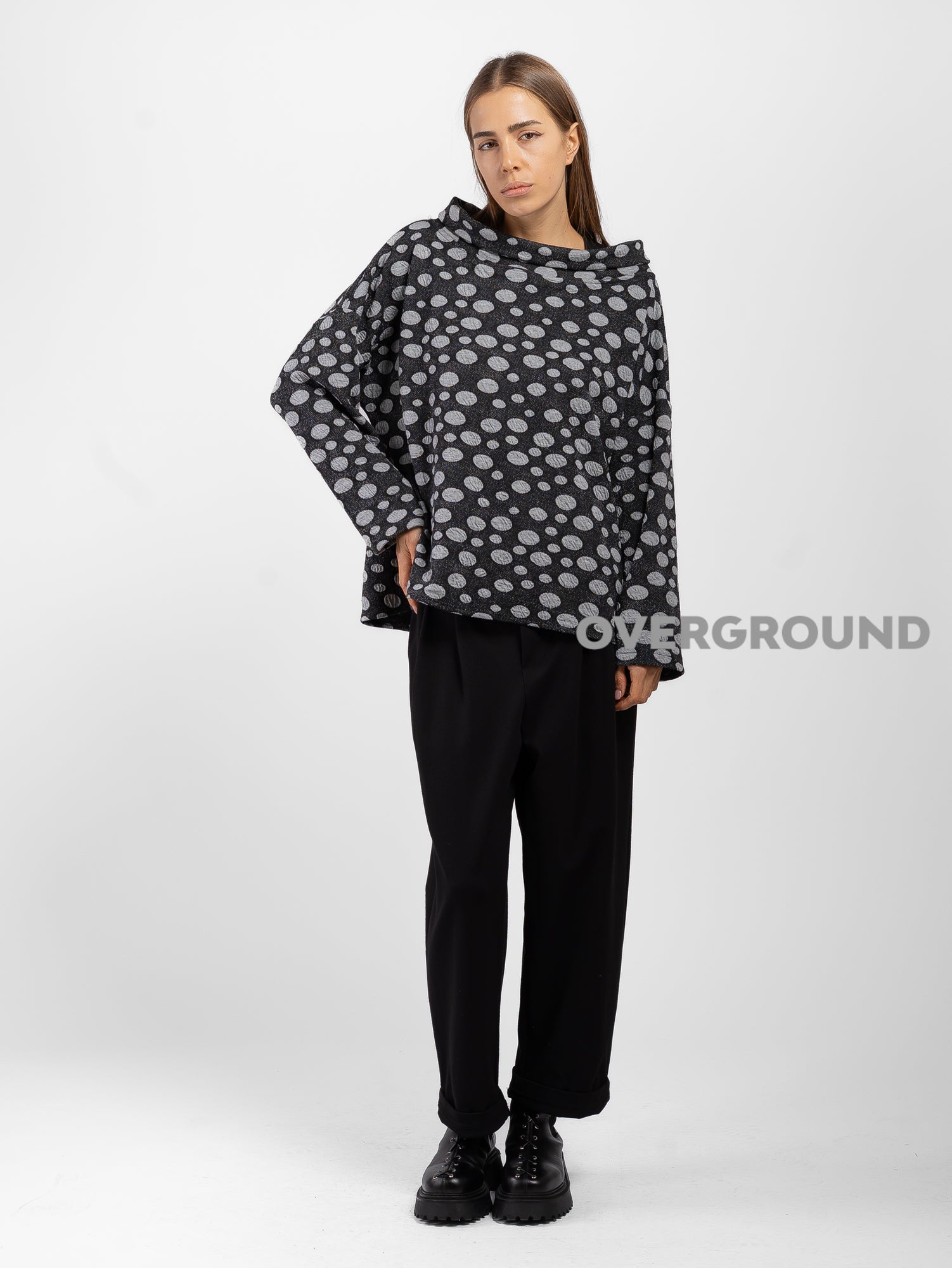 Blusa con collo a barca tessuto in pois