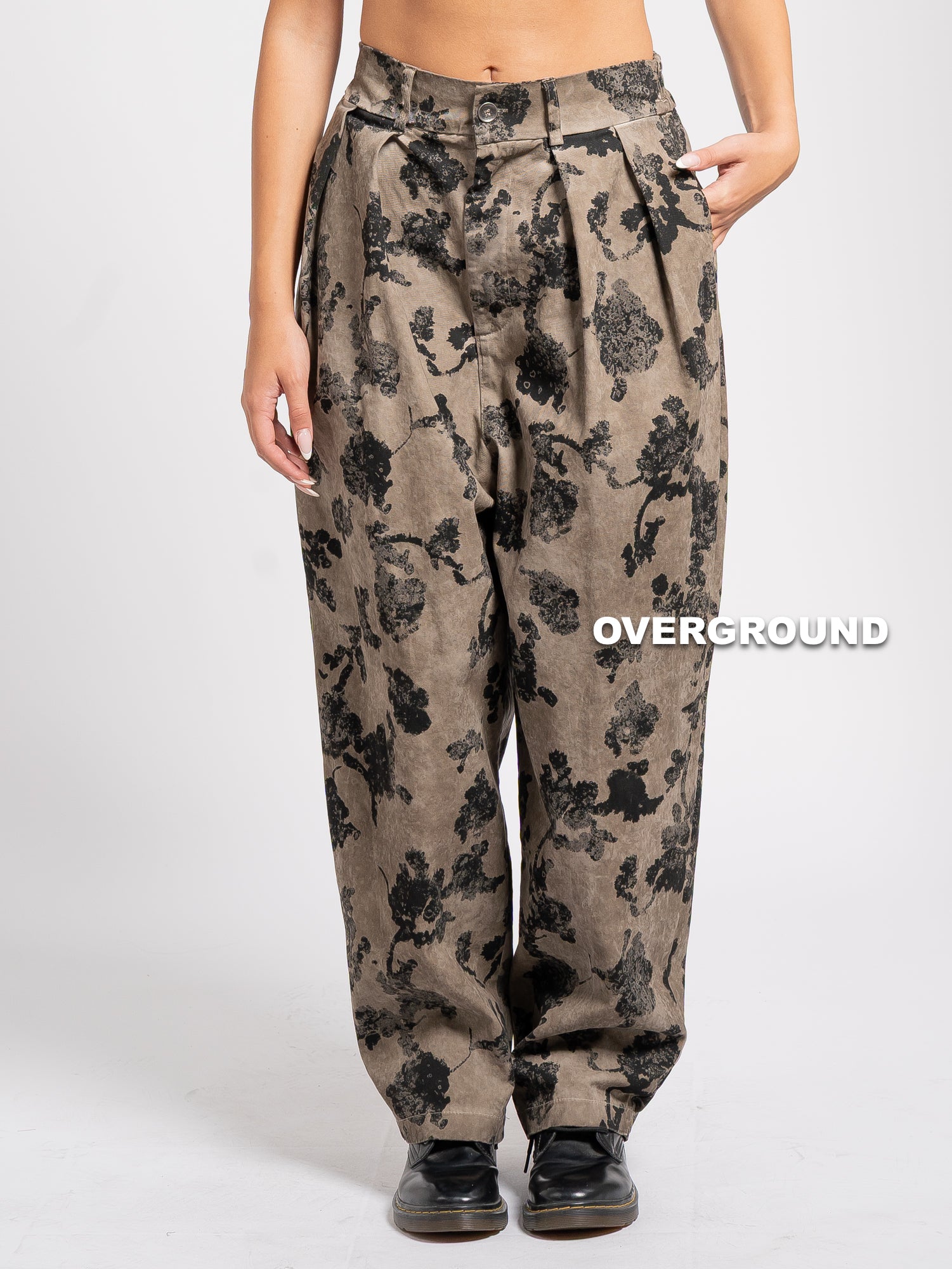 PANTALONE OVER FANTASIA CON PENS SUL GAMBULE