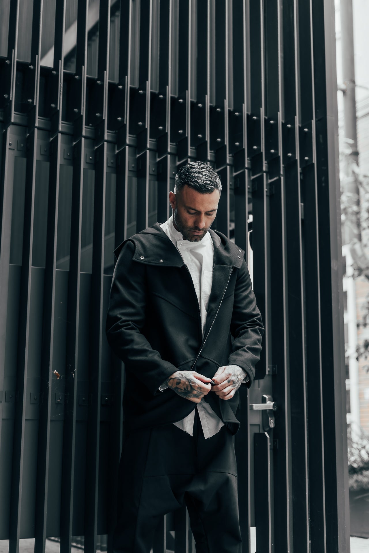 Giaccone asimmetrico con cappuccio e cerniera e bottoni - OVERGROUND STORE