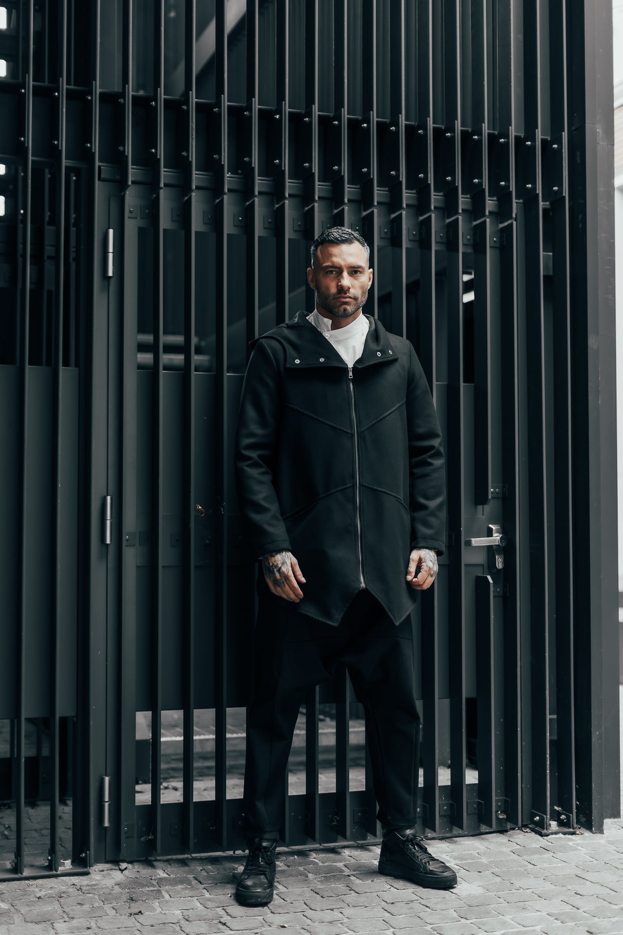 Giaccone asimmetrico con cappuccio e cerniera e bottoni - OVERGROUND STORE