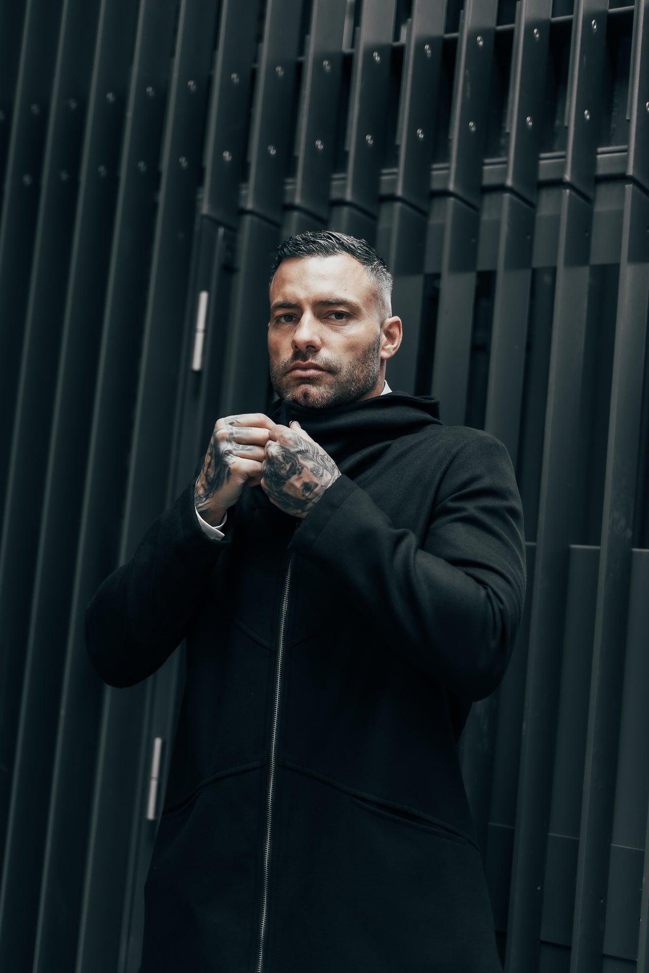 Giaccone asimmetrico con cappuccio e cerniera e bottoni - OVERGROUND STORE