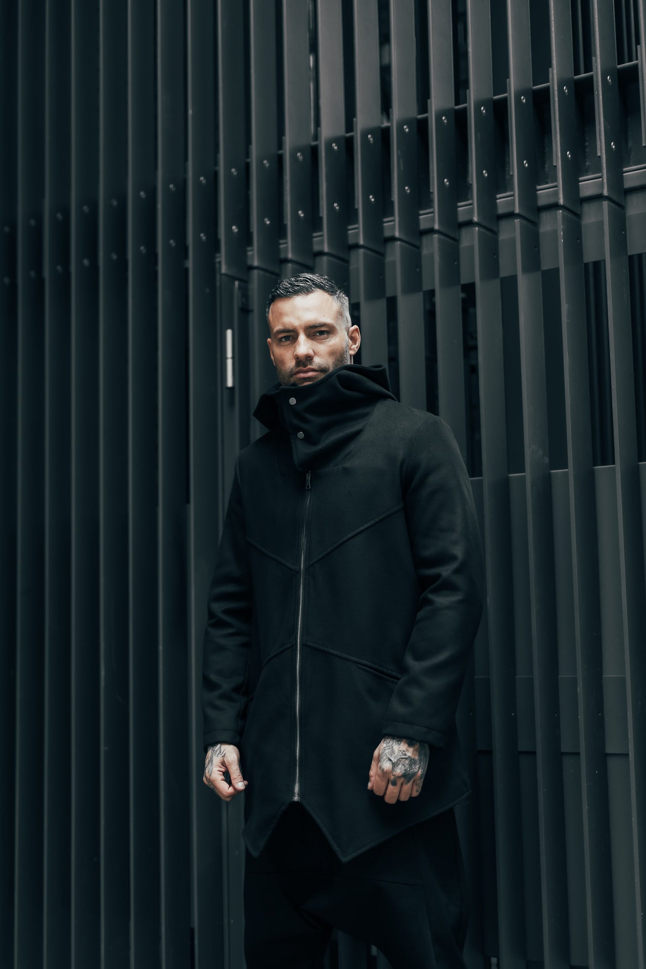 Giaccone asimmetrico con cappuccio e cerniera e bottoni - OVERGROUND STORE