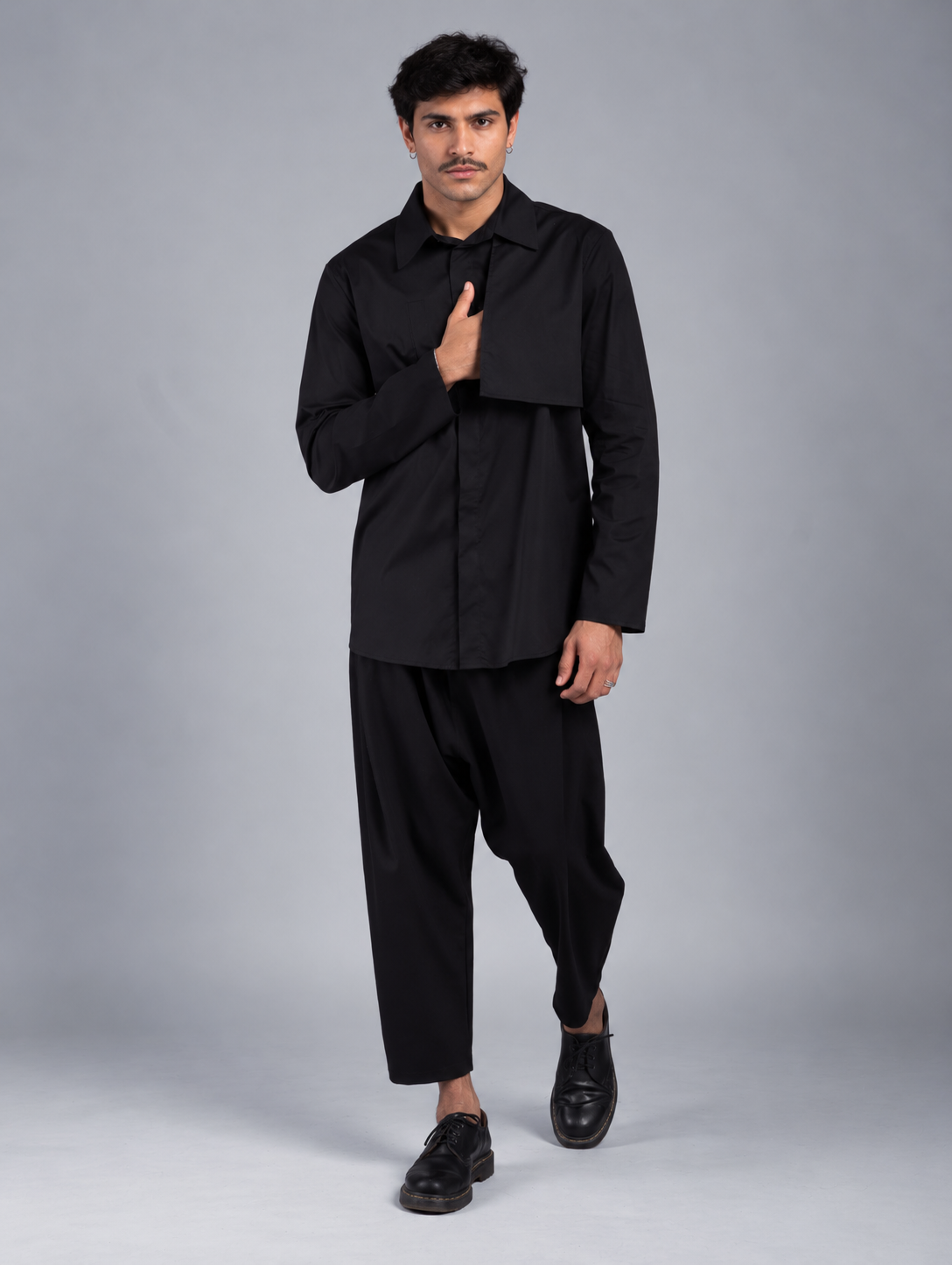 CAMICIA CON PATTINA LATERALE E BOTTONI COPERTI