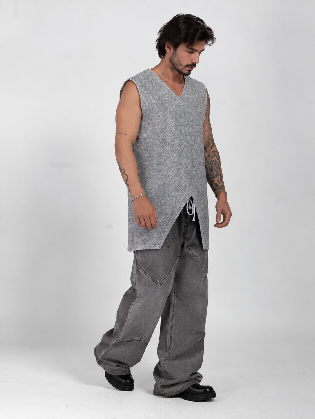 SLEEVELESS TOP WITH CENTRAL SLIT AT THE BOTTOM