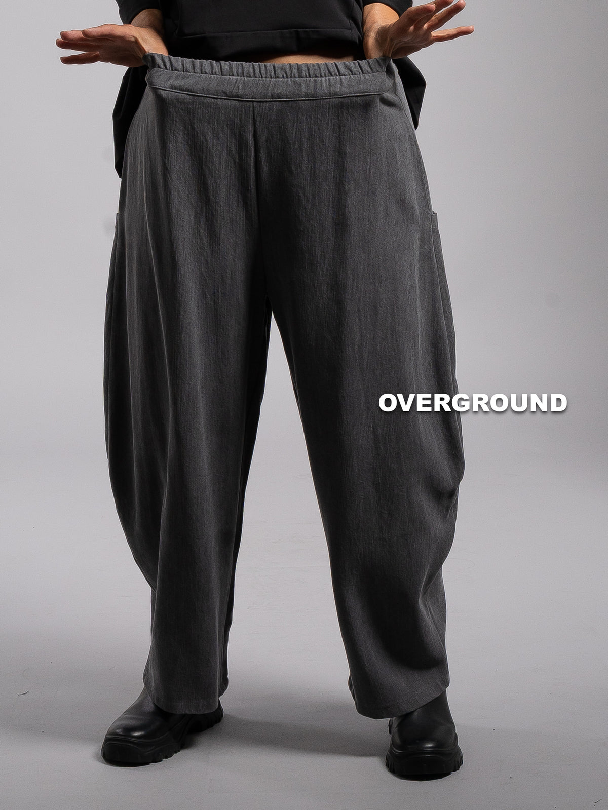 OVERSIZE-HOSE MIT WEITEM BEIN UND GESÄSSTASCHEN