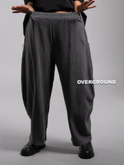 OVERSIZE-HOSE MIT WEITEM BEIN UND GESÄSSTASCHEN