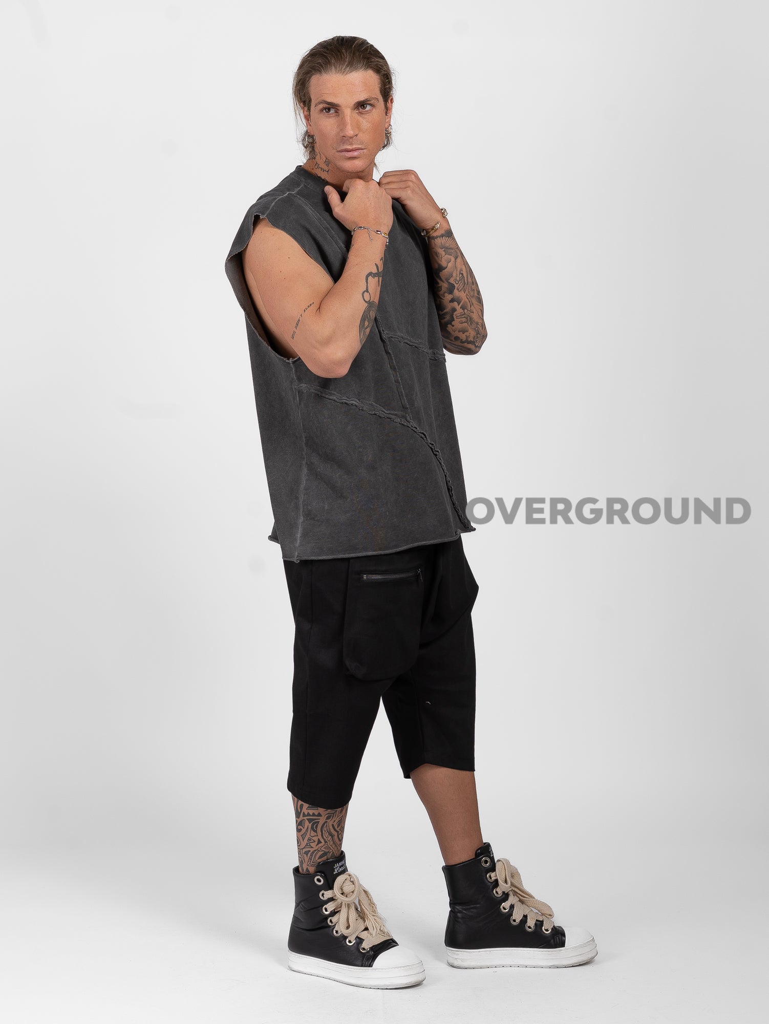 Pantalone corto a cavallo basso 3/4 con tasca cerniera davanti - OVERGROUND STORE 