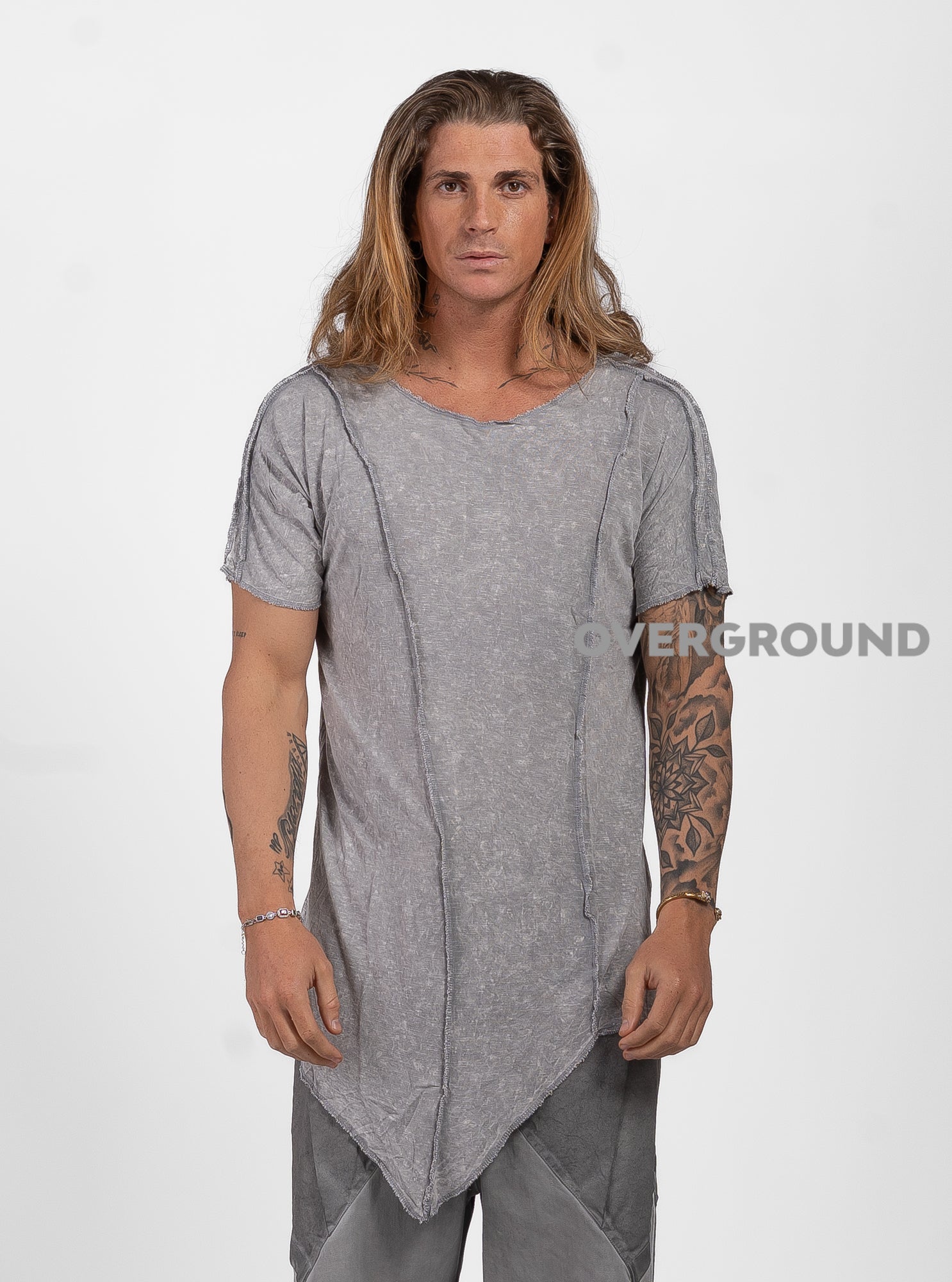 MAGLIA LEGGERA CON DOPPIA CUCITURA DAVANTI TAGLIO VIVO - OVERGROUND STORE 