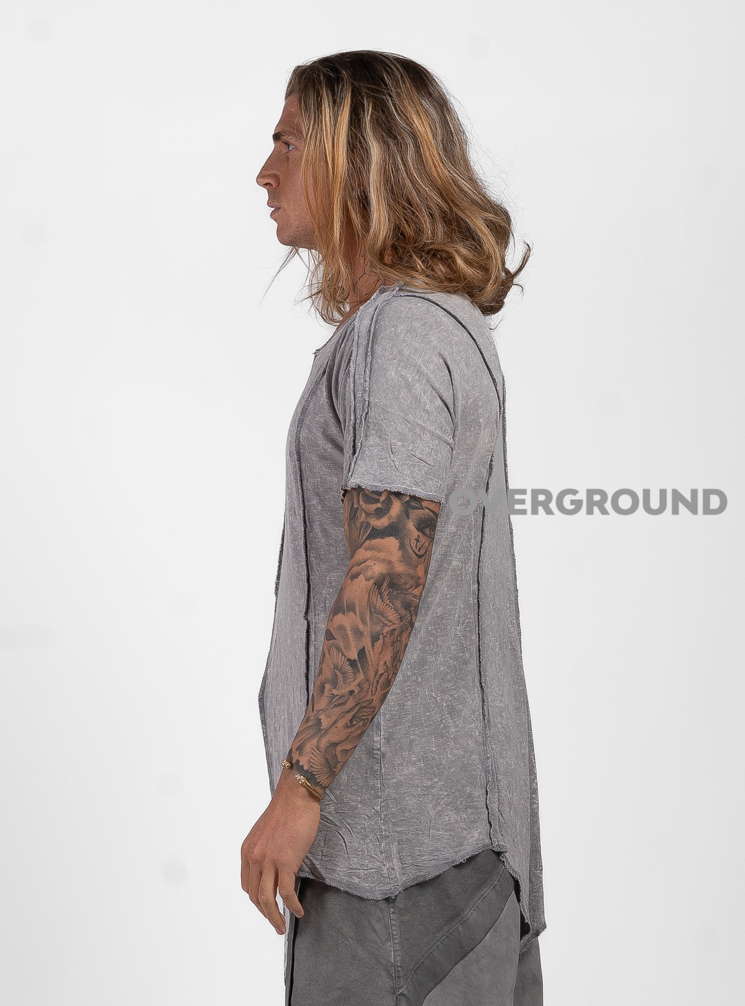 MAGLIA LEGGERA CON DOPPIA CUCITURA DAVANTI TAGLIO VIVO - OVERGROUND STORE 