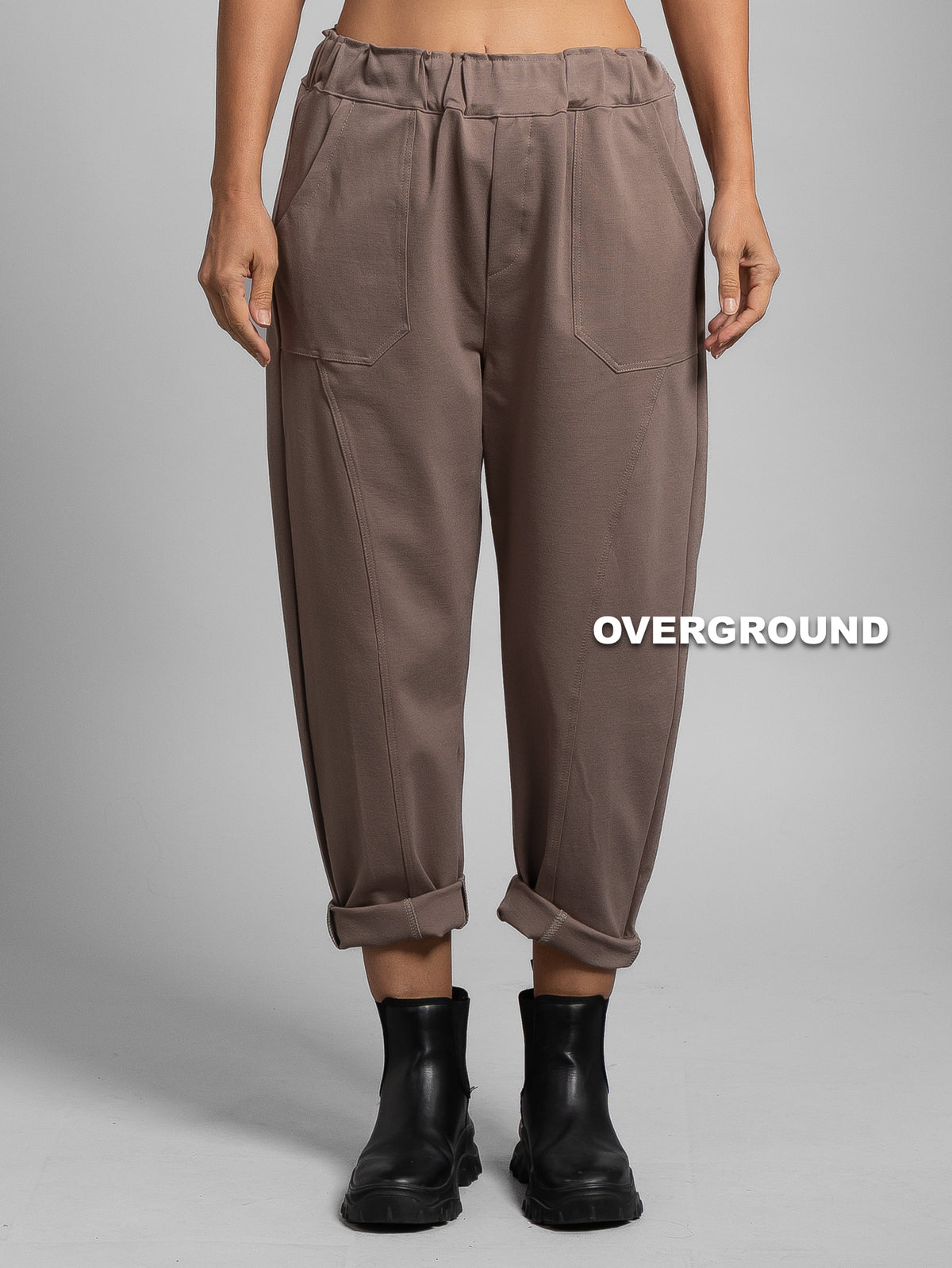 PANTALONE OVER CON TASCHE E CUCITURE SUL GAMBULE