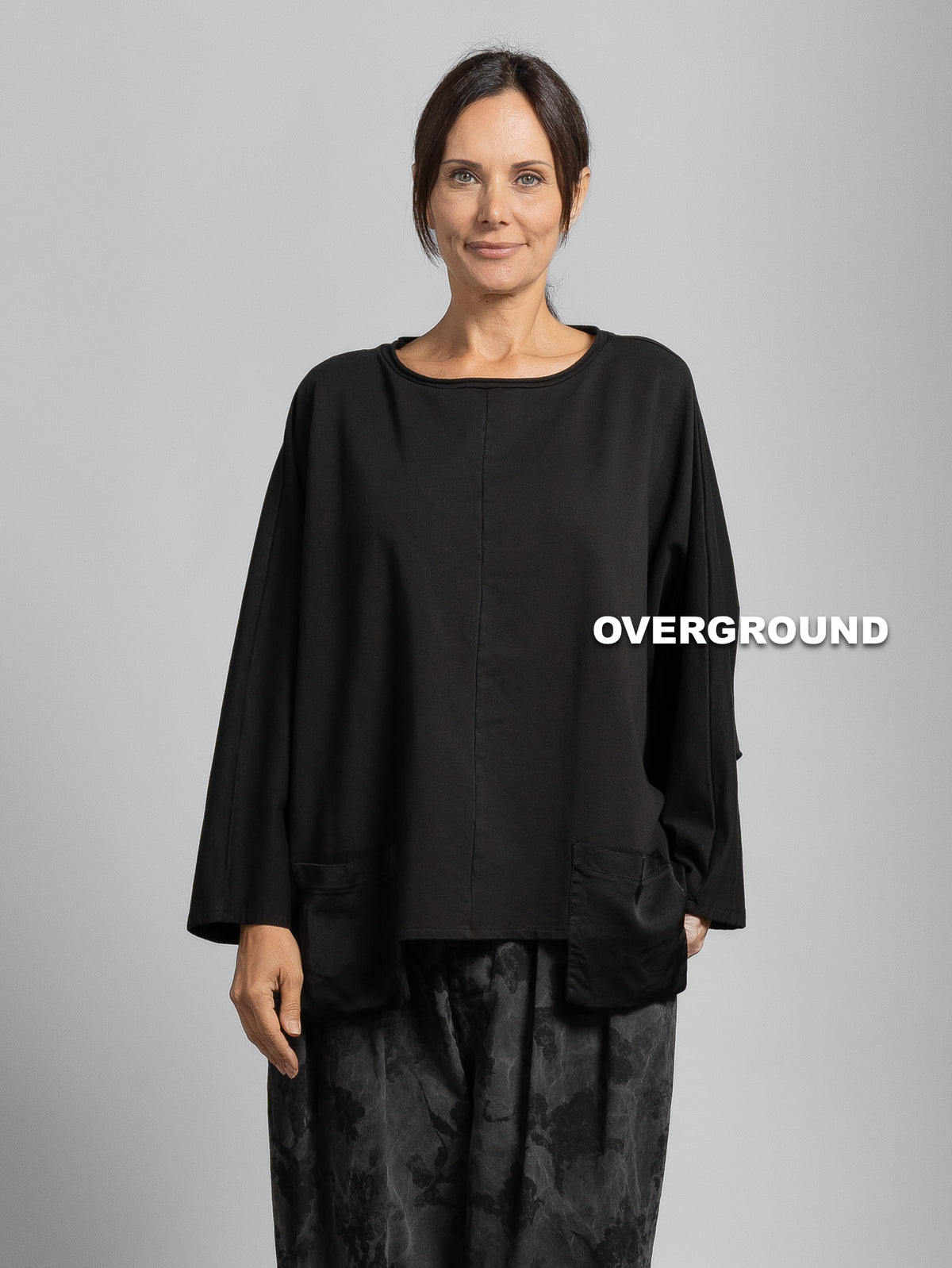 MAGLIA OVER CON CUCITURA E TASCHINI FRONTALI