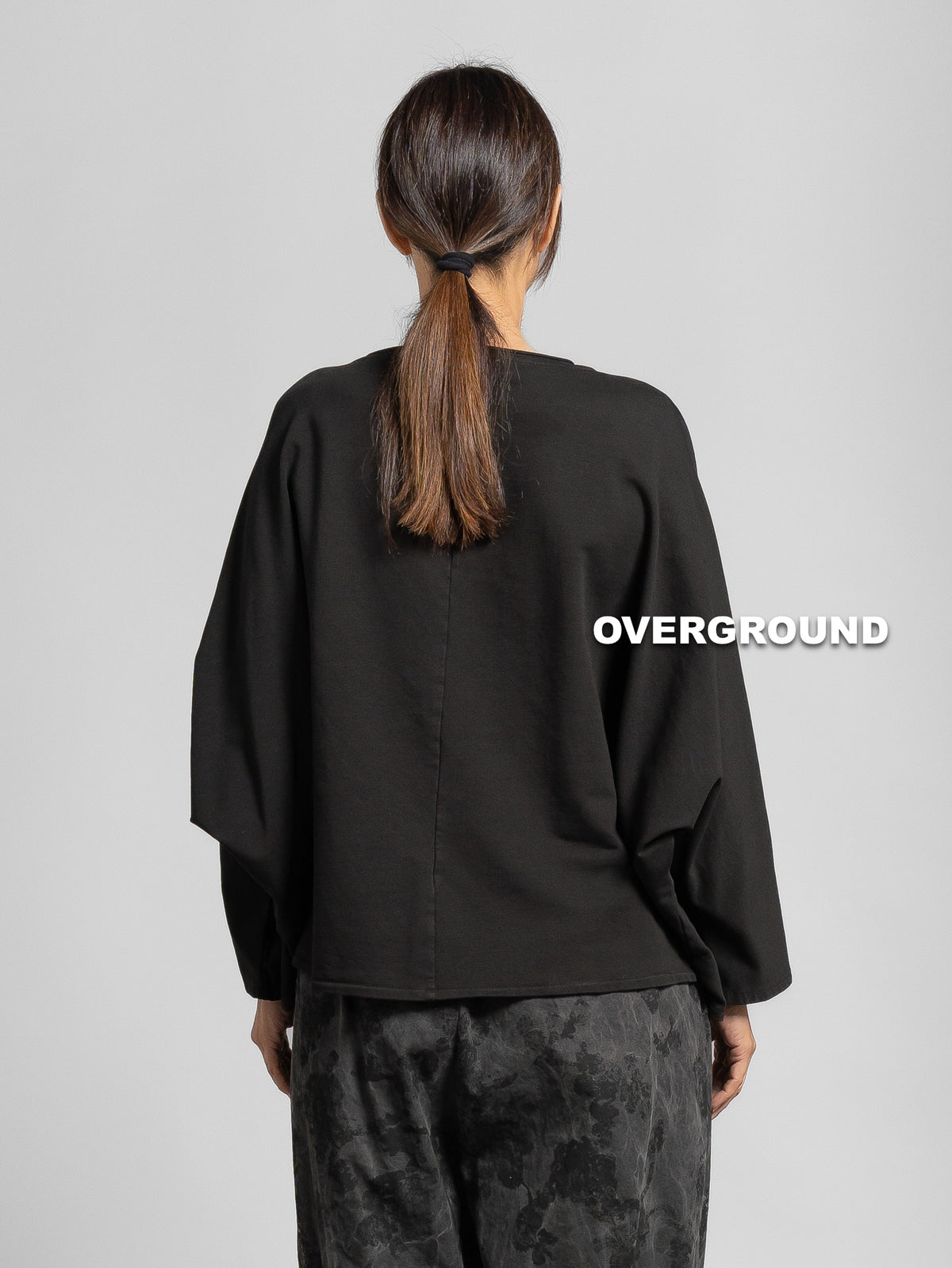 MAGLIA OVER CON CUCITURA E TASCHINI FRONTALI