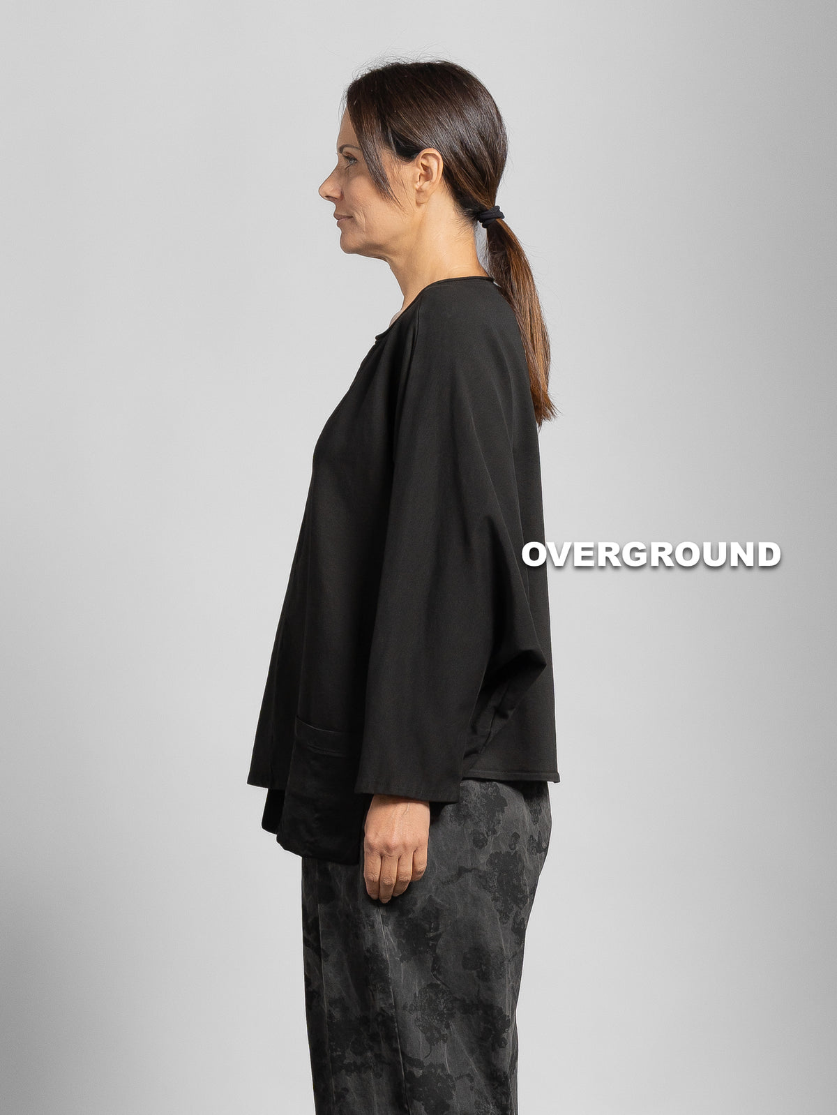 MAGLIA OVER CON CUCITURA E TASCHINI FRONTALI