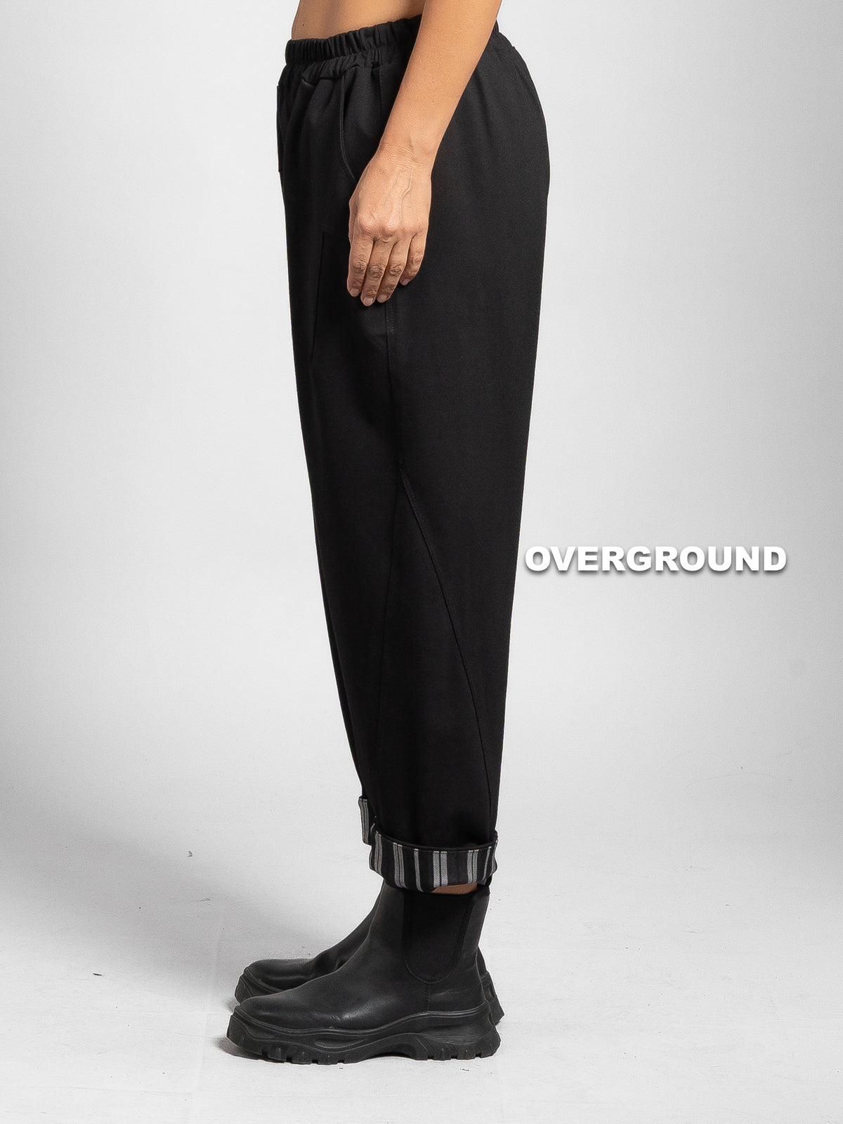 PANTALONE OVER GAMBULE LARGO, CUCITURE, RISVOLTINI A RIGHE E PATTINA SUL RETRO - OVERGROUND STORE 