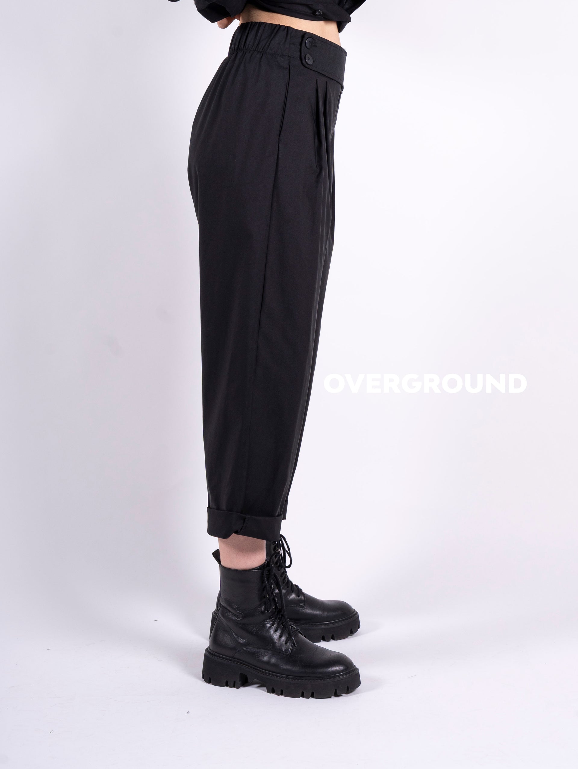 Wide gambule trousers with pleats and buttons