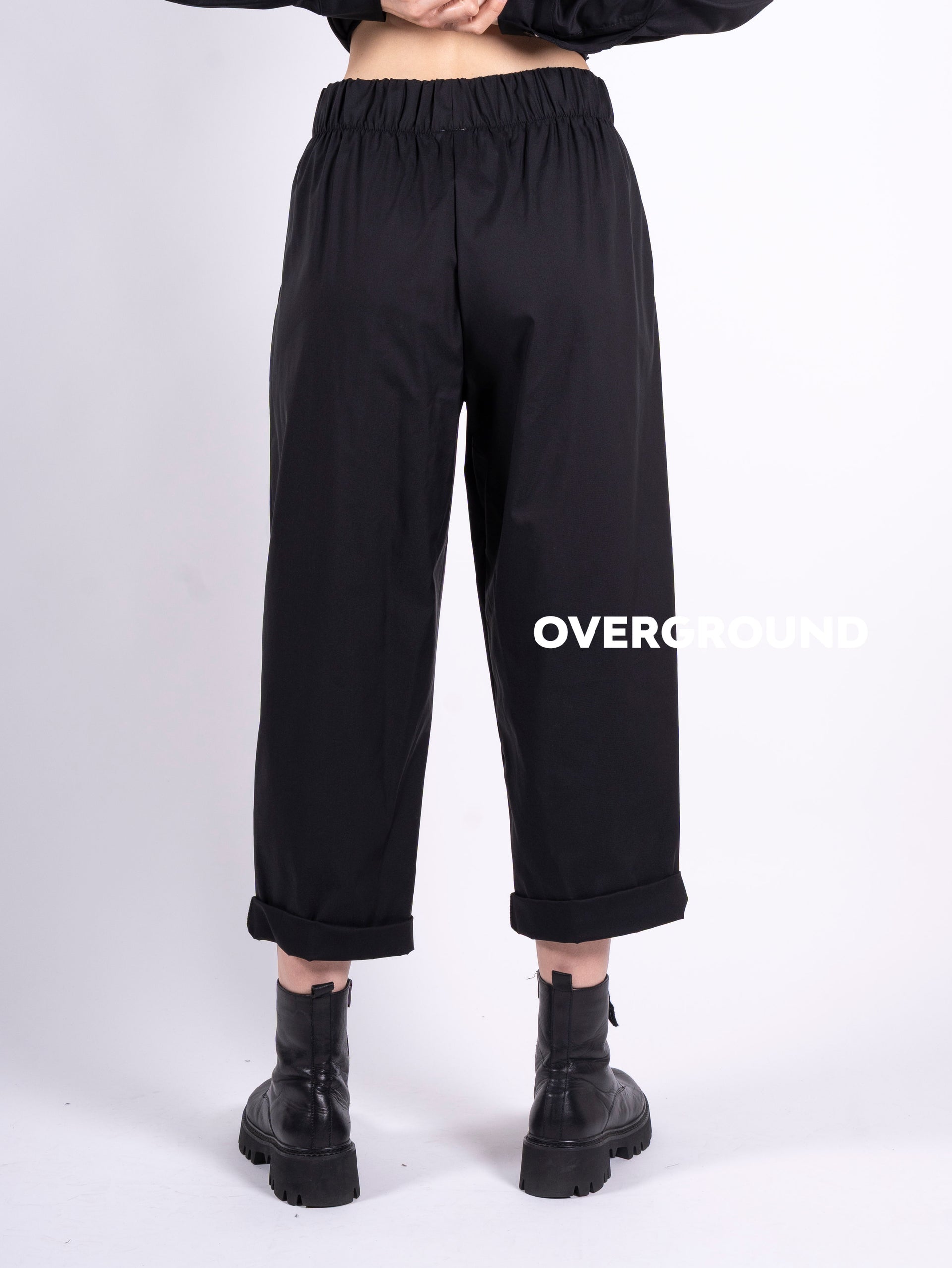 Wide gambule trousers with pleats and buttons