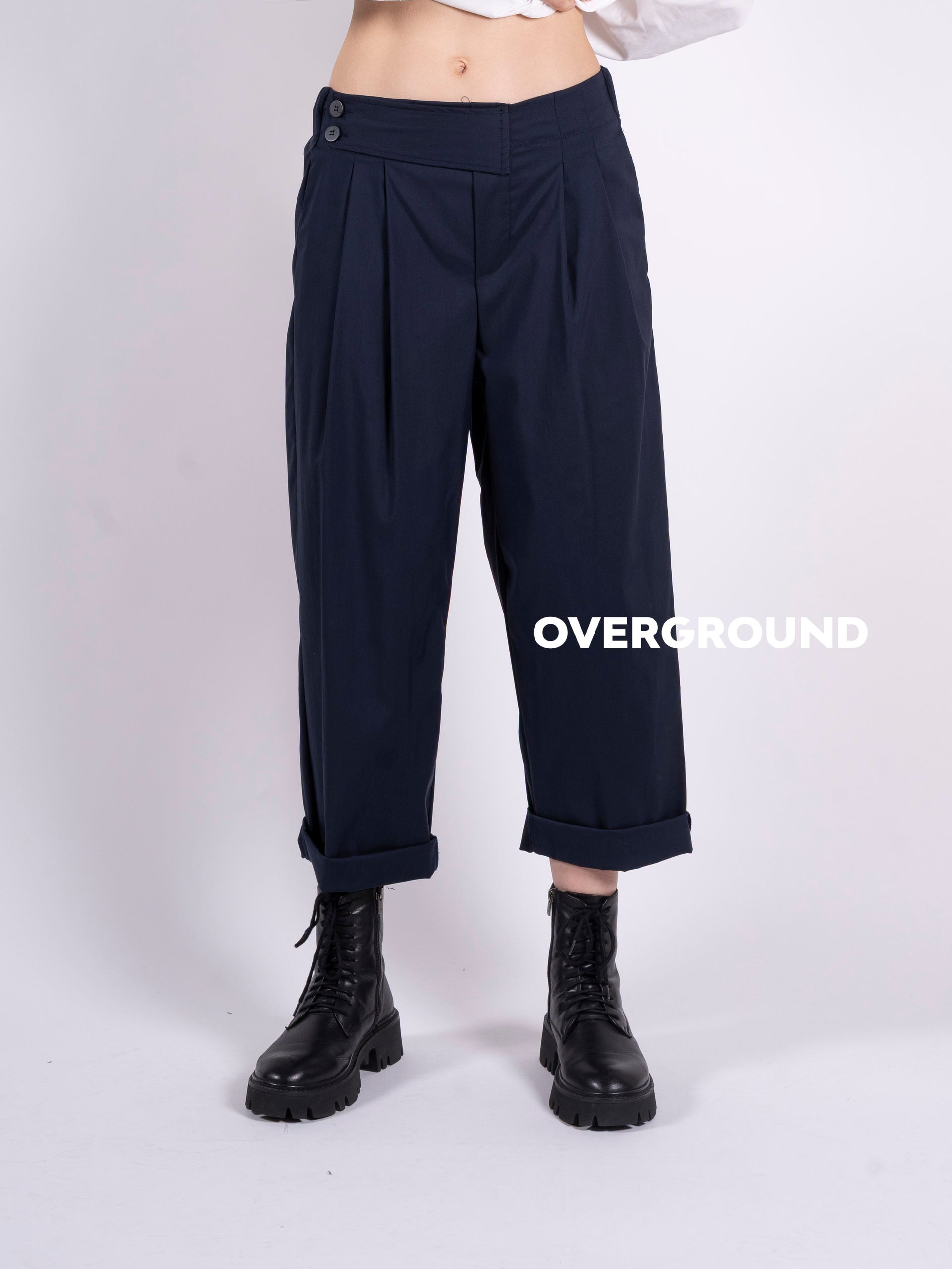 Wide gambule trousers with pleats and buttons