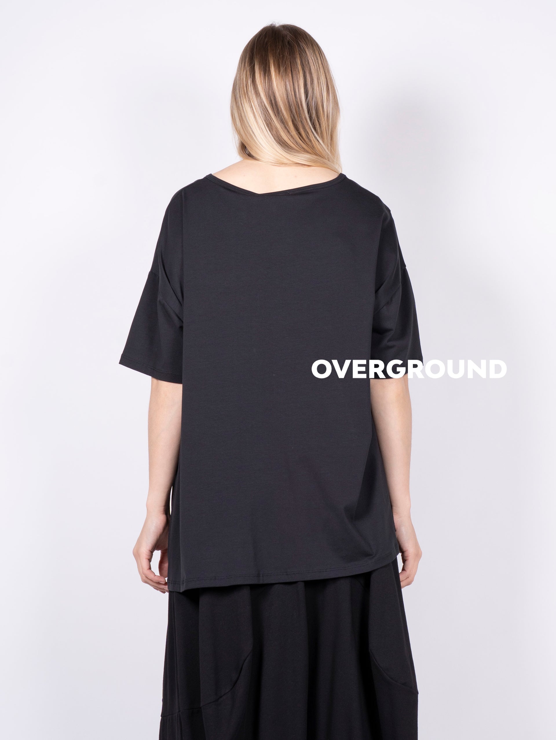 MAGLIA LUNGA ASIMMETRICA CON CUCITURA DAVANTI