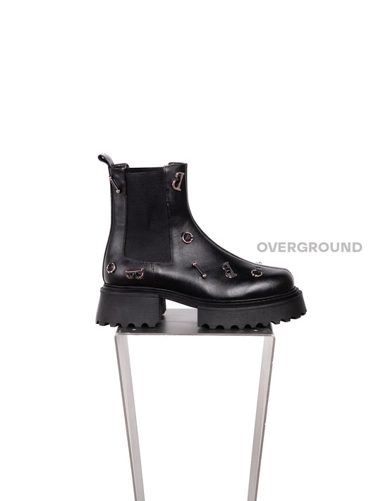 STIVALETTO IN PELLE CON CIONDOLI