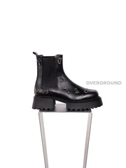 STIVALETTO IN PELLE CON CIONDOLI