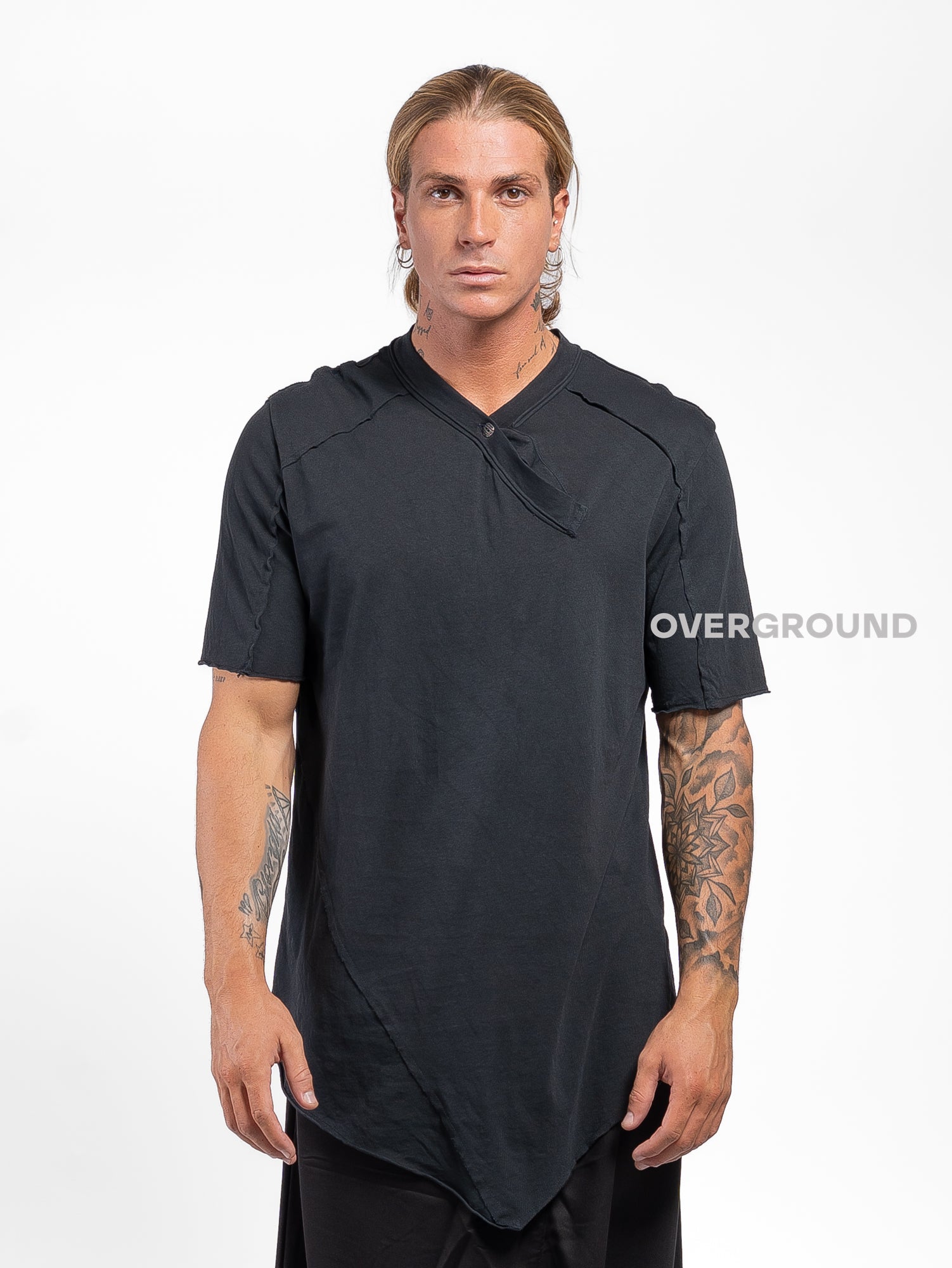 T-SHIRT CON BOTTONE