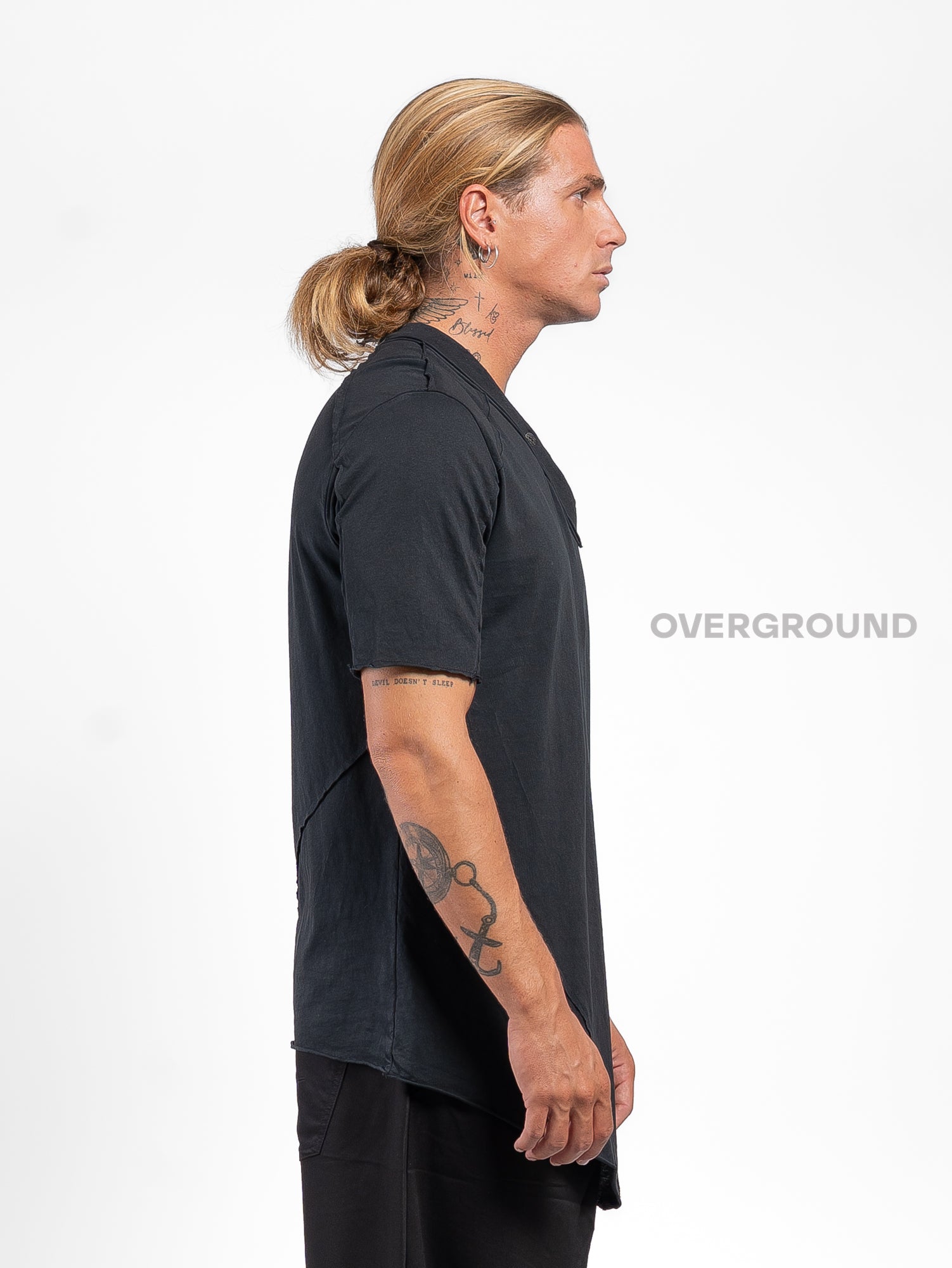 T-SHIRT CON BOTTONE