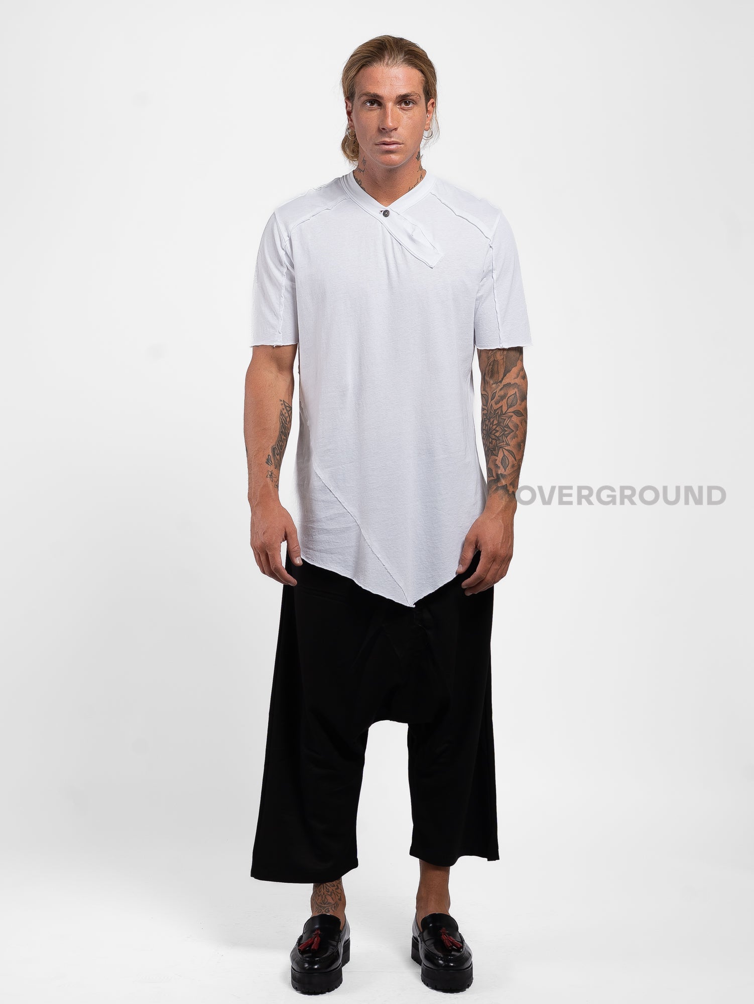 T-SHIRT CON BOTTONE
