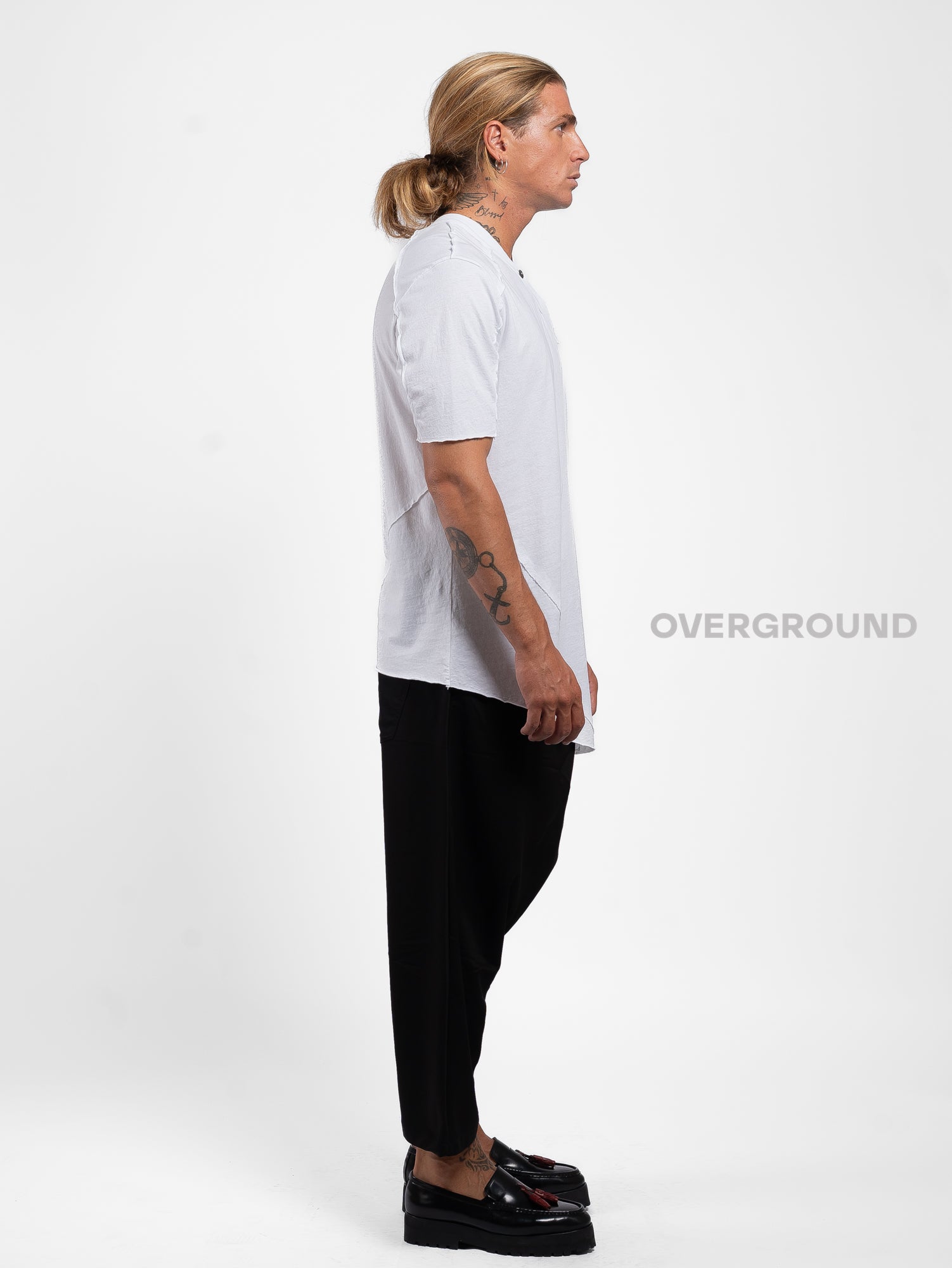 T-SHIRT CON BOTTONE