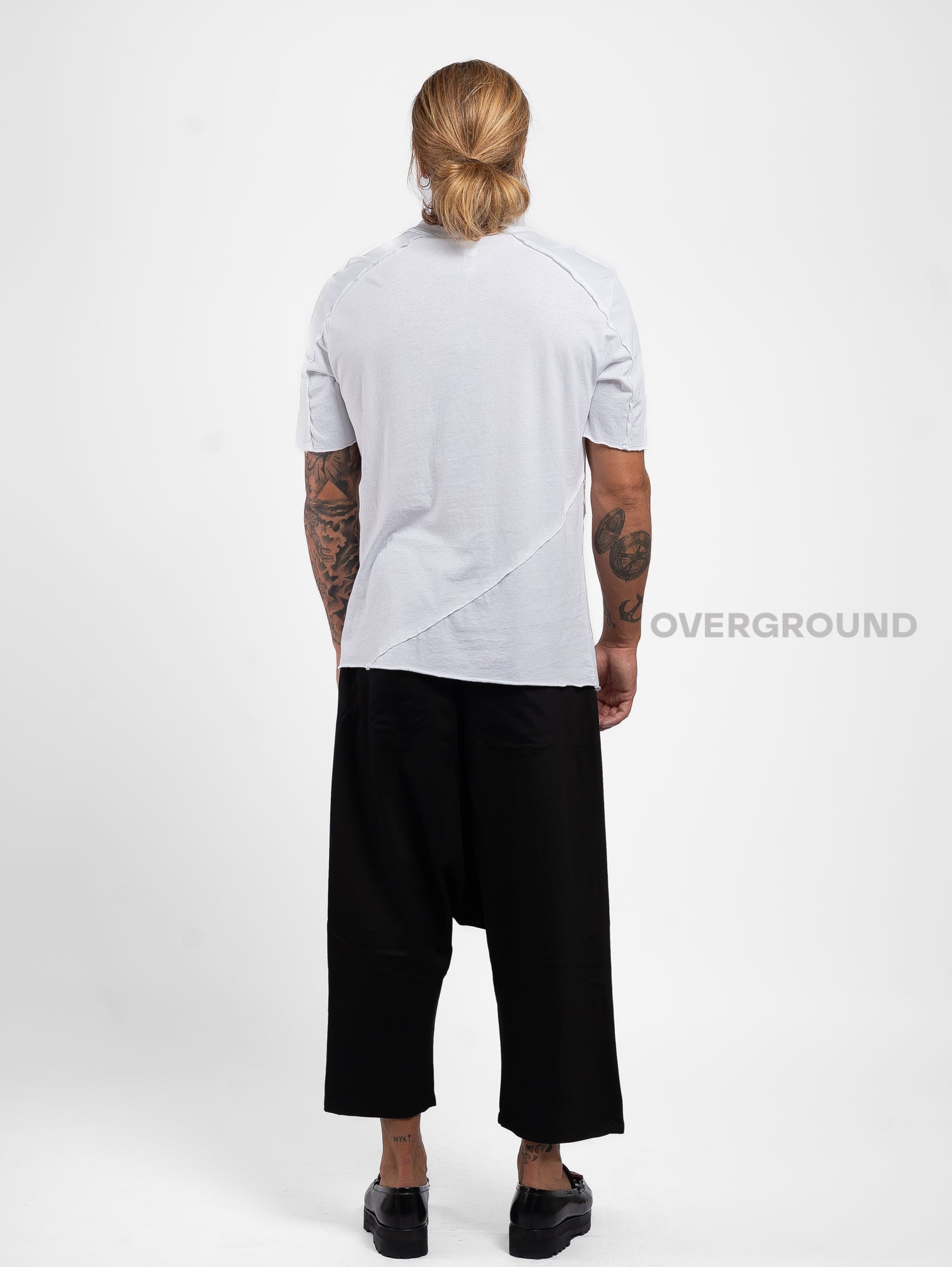 T-SHIRT CON BOTTONE