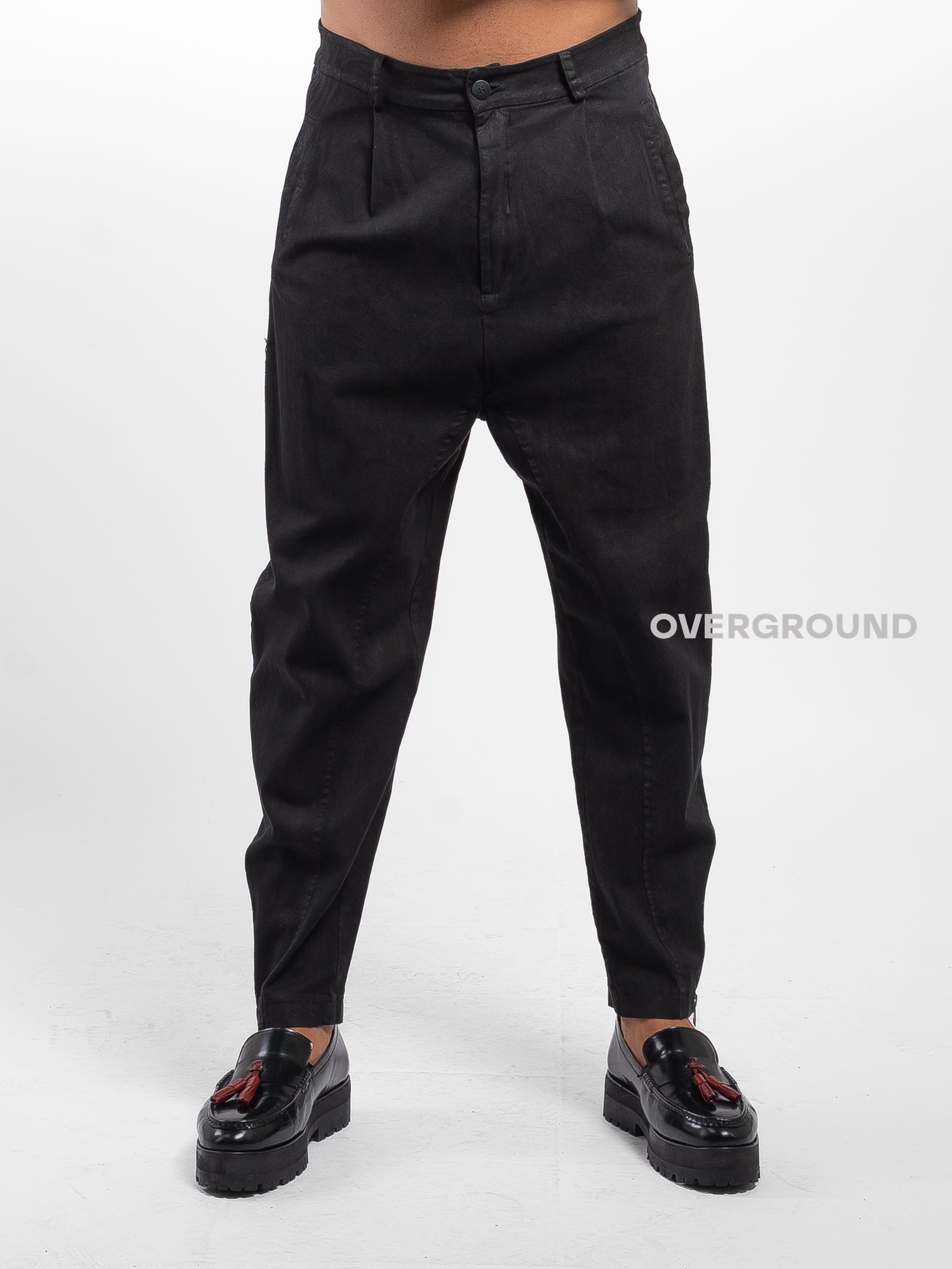 Pantalone largo con cinturino e tasche laterali