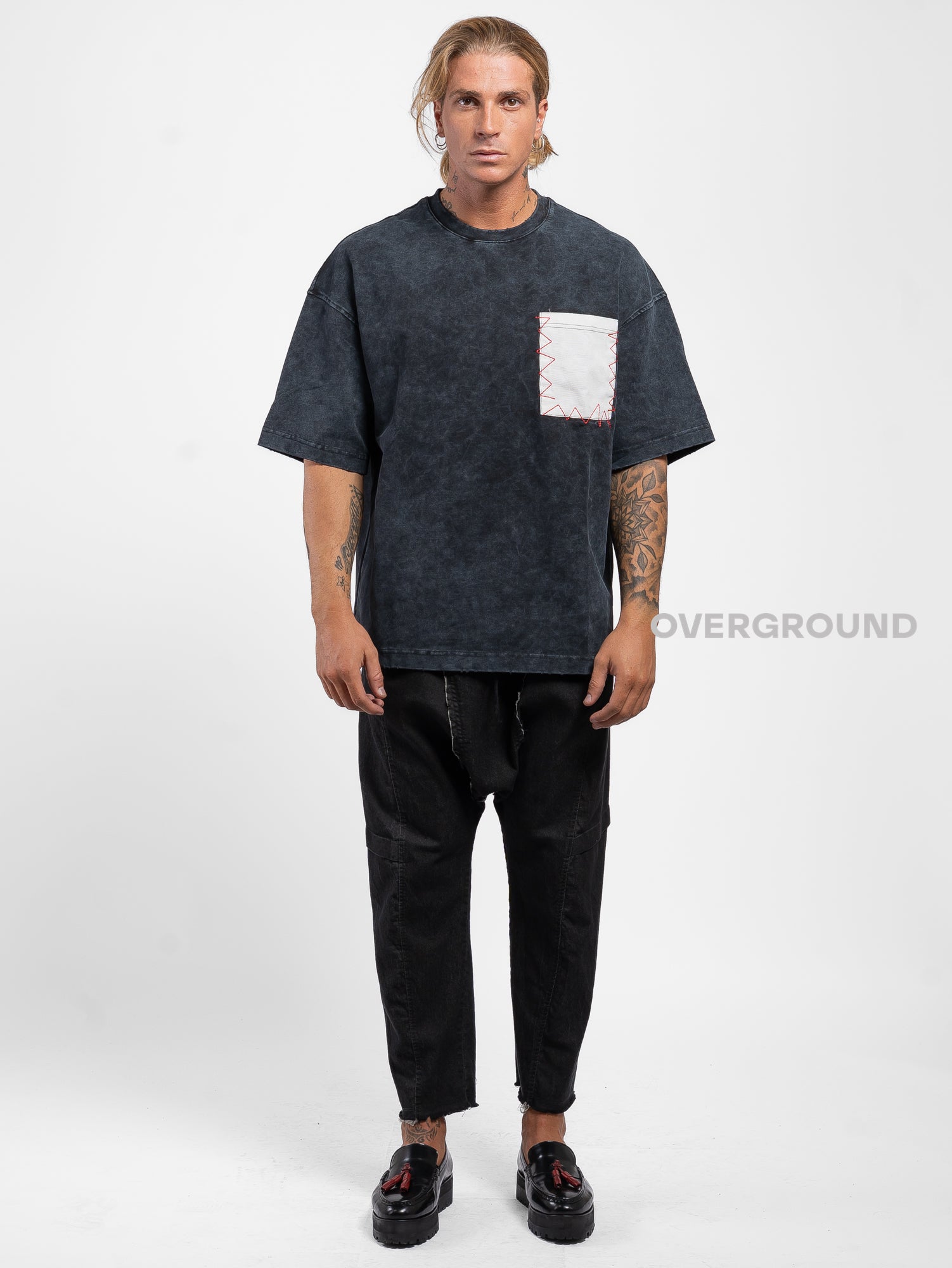 T- SHIRT OVER CON MANICHE LARGHE E TASCHINO