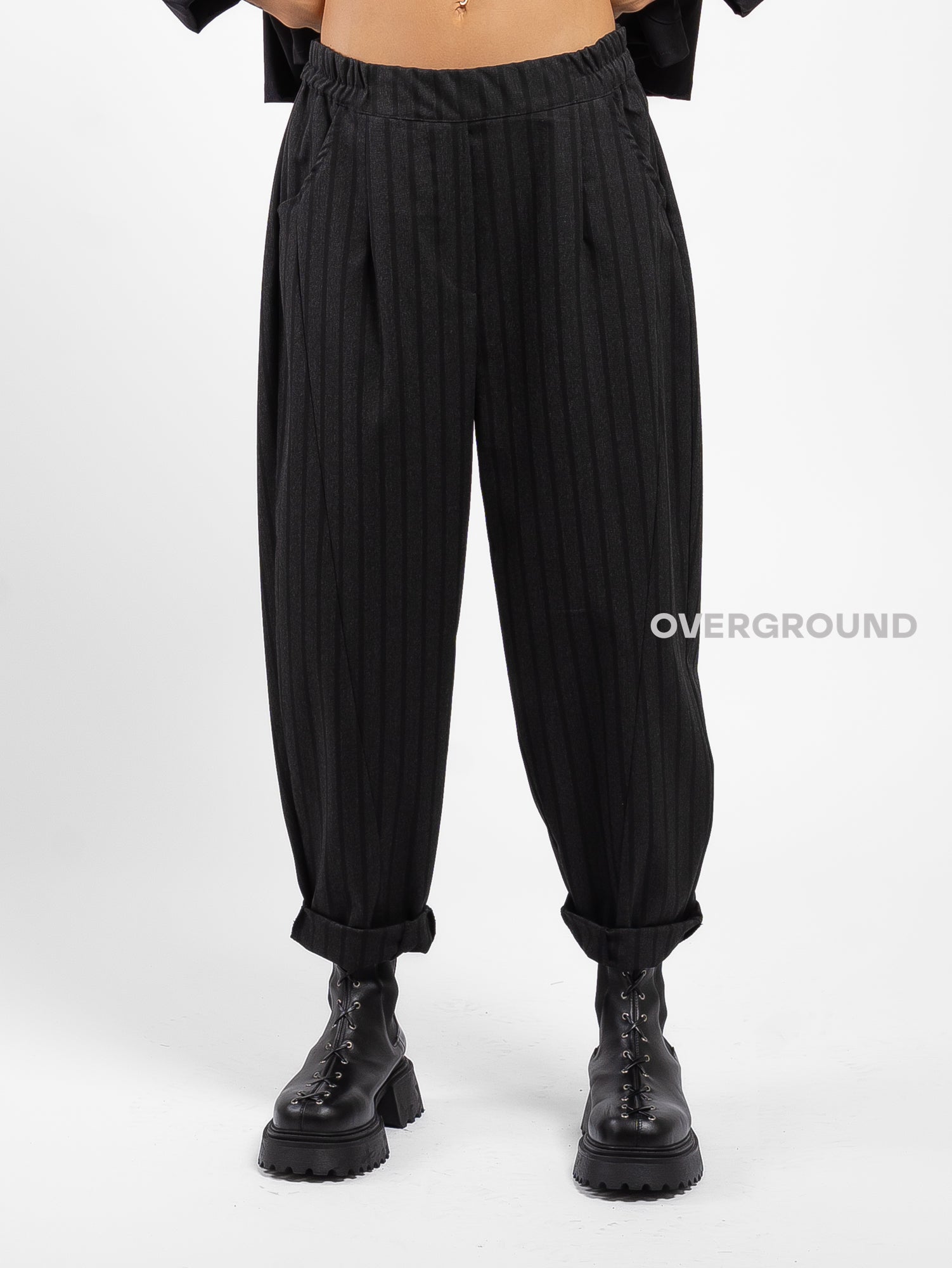 PANTALONE RIGATO CON TASCHE LATERALI