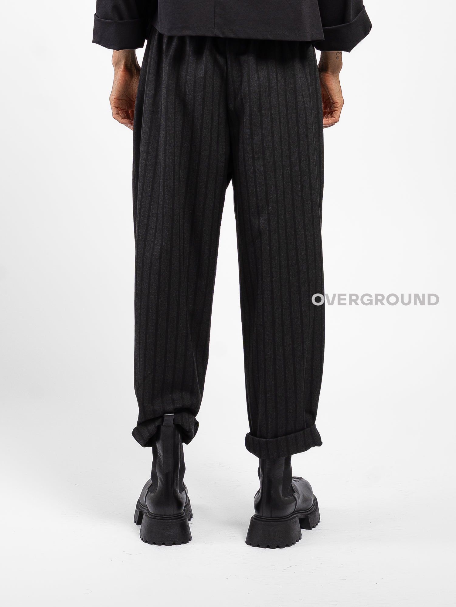 PANTALONE RIGATO CON TASCHE LATERALI