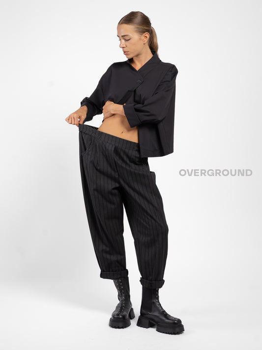 PANTALONE RIGATO CON TASCHE LATERALI