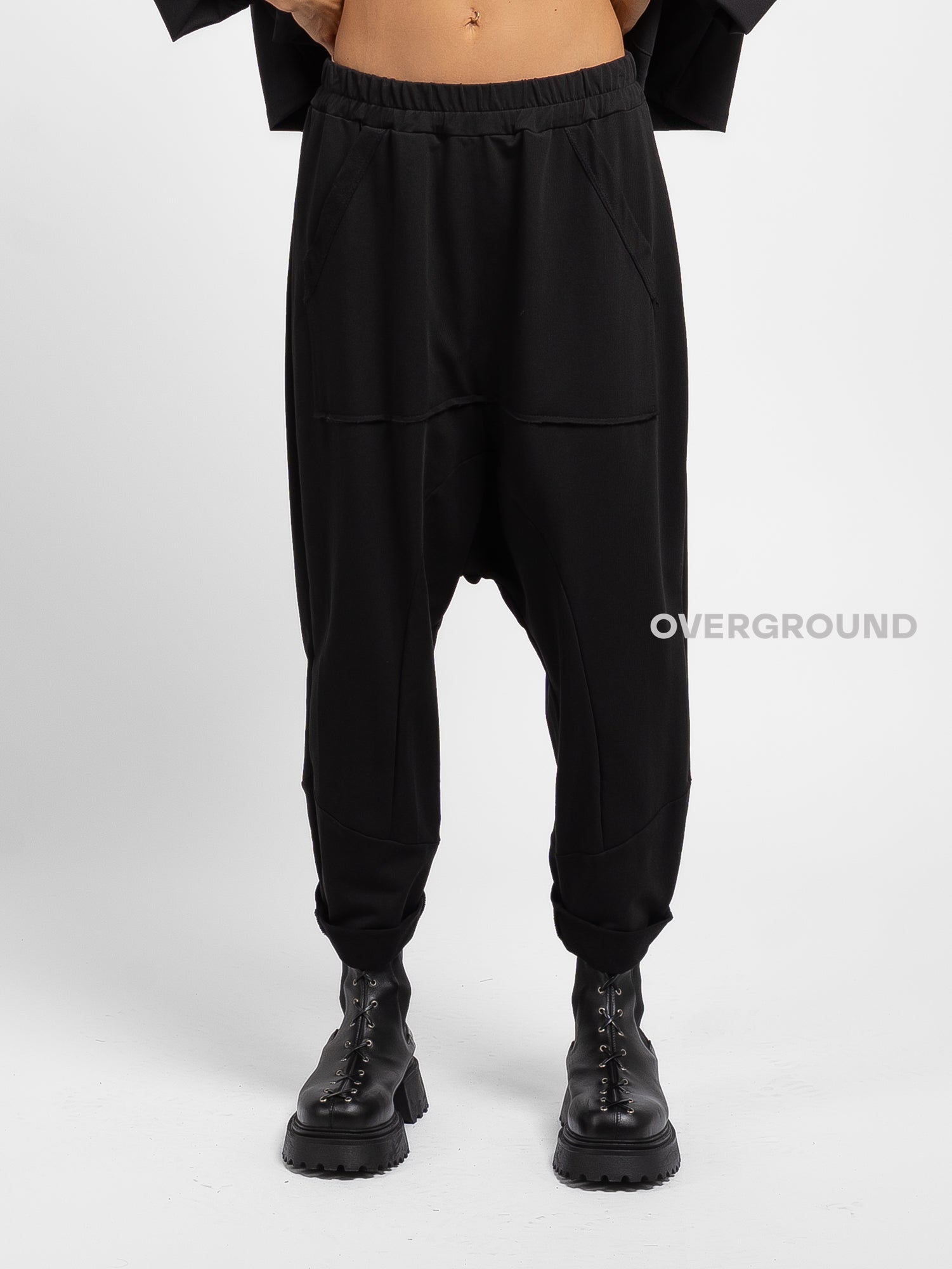 PANTALONE A CAVALLO BASSO CUCITURE E TASCHE FRONTALI