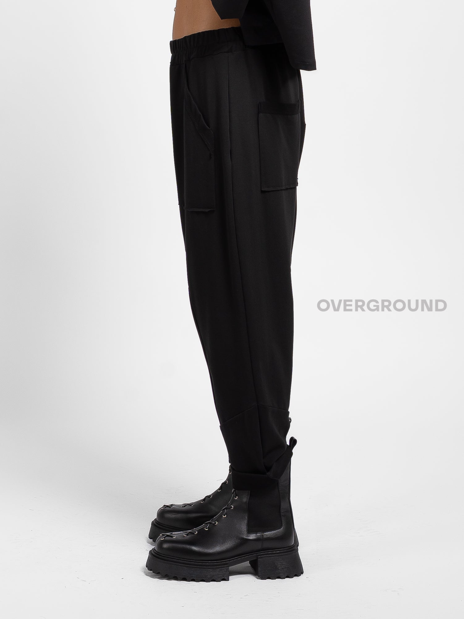 PANTALONE A CAVALLO BASSO CUCITURE E TASCHE FRONTALI