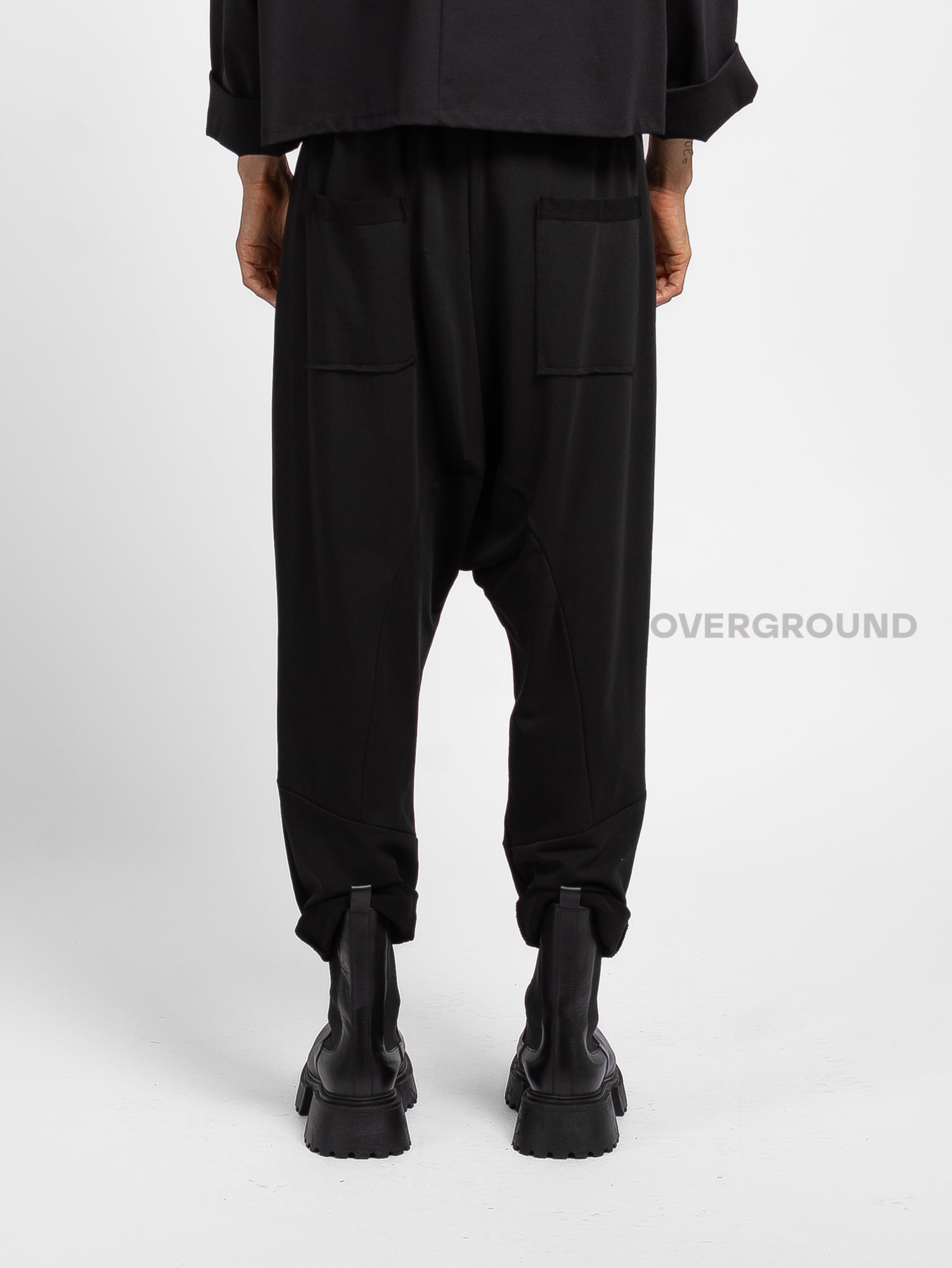 PANTALONE A CAVALLO BASSO CUCITURE E TASCHE FRONTALI