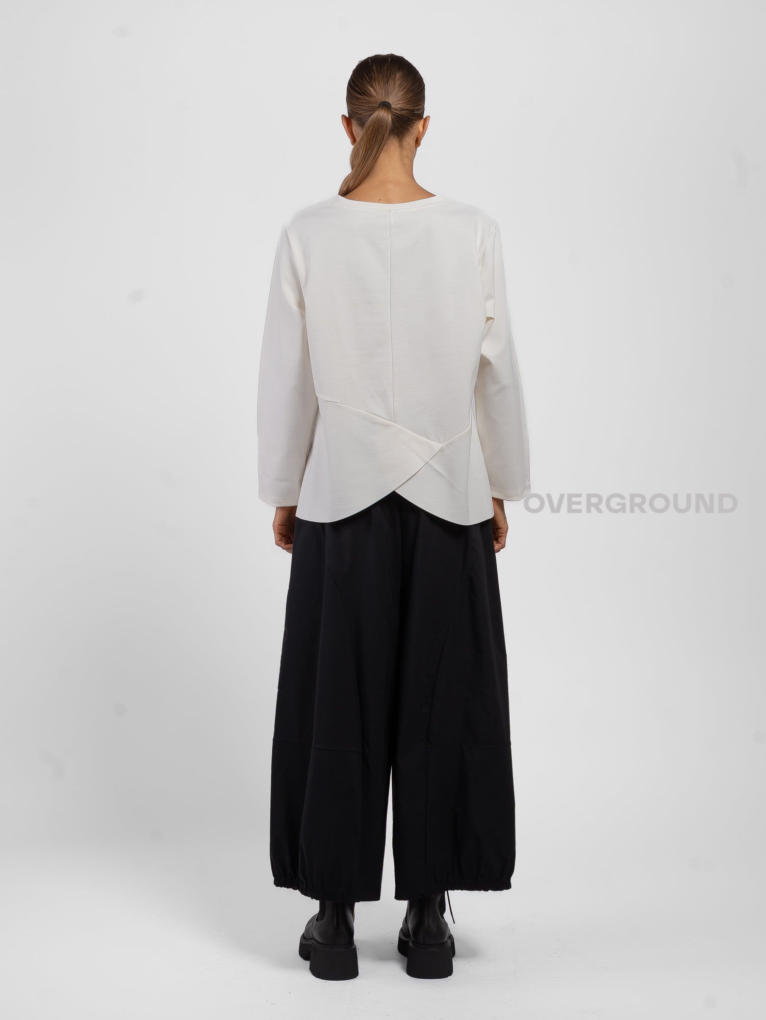 BLUSA CON CUCITURE STONDATA IN FONDO
